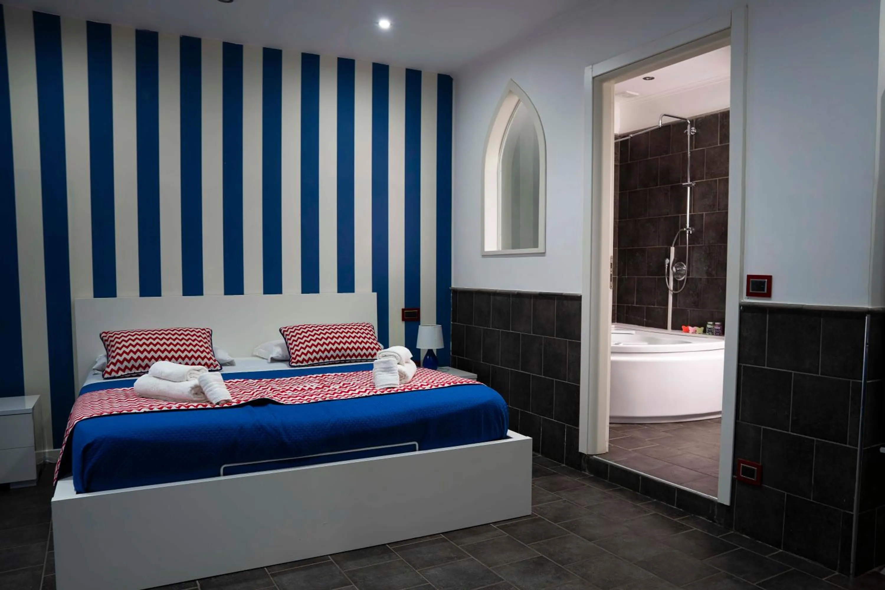 Photo of the whole room, Bed in Yacht Club Angioino