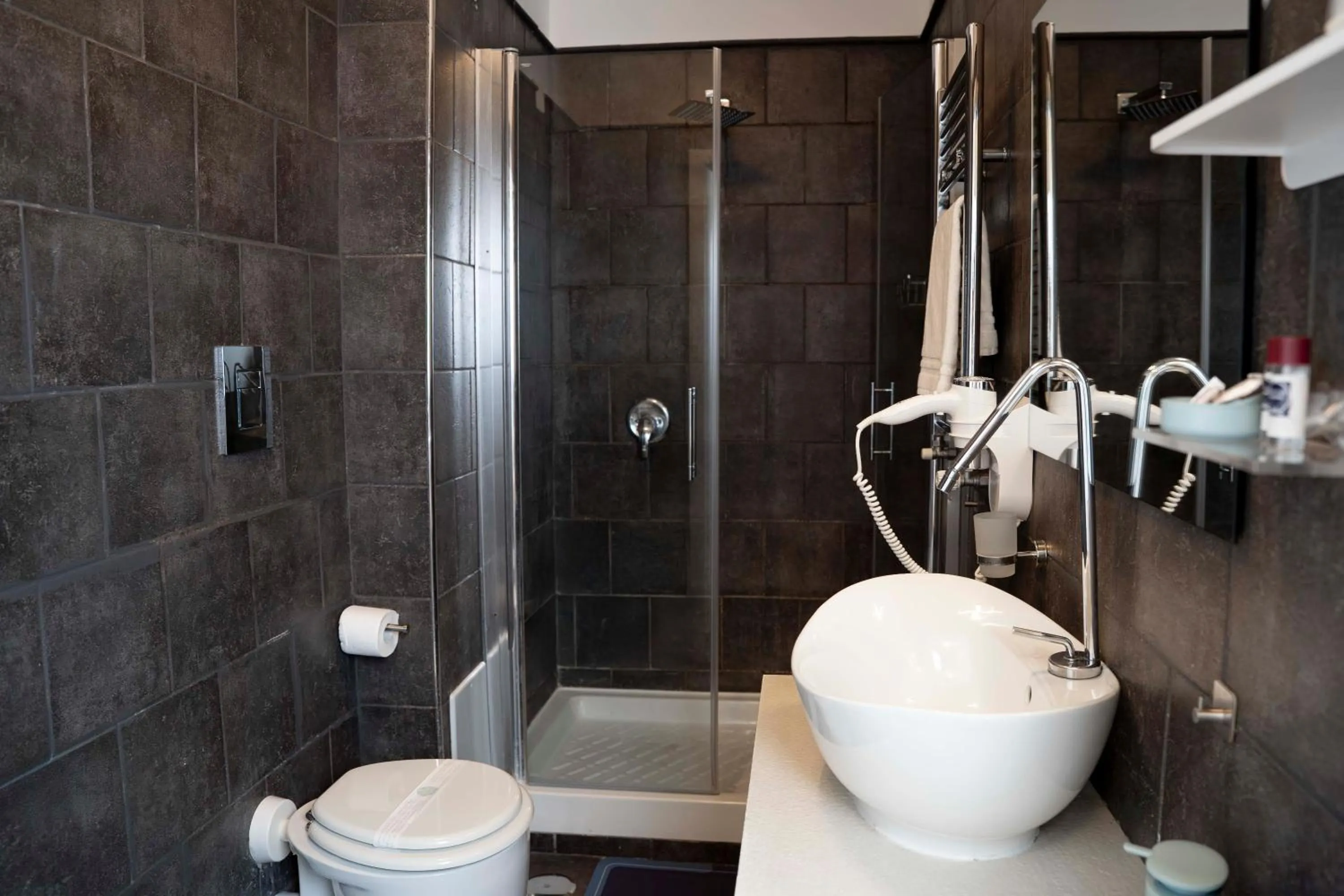 Shower in Yacht Club Angioino