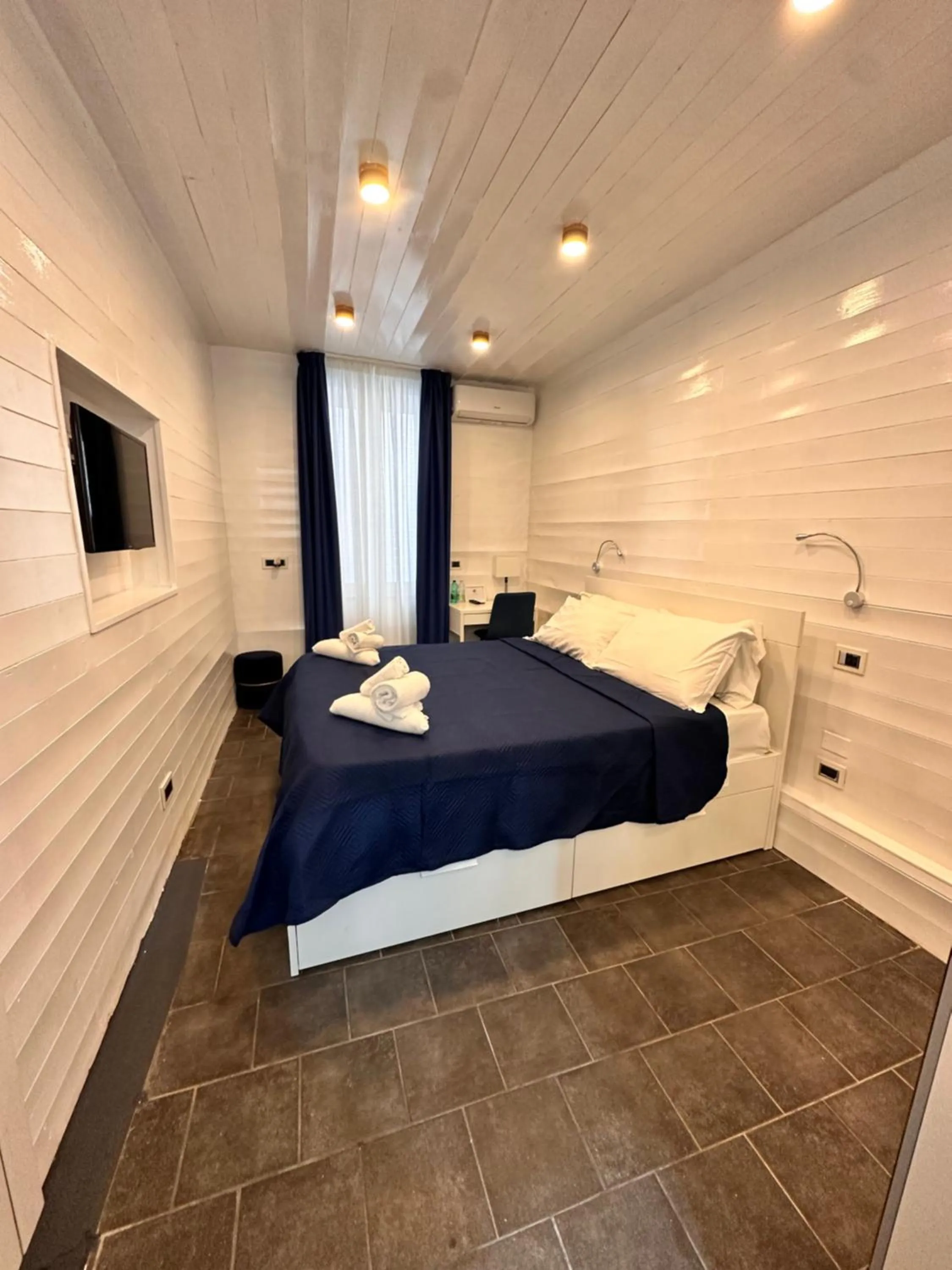 Photo of the whole room, Bed in Yacht Club Angioino
