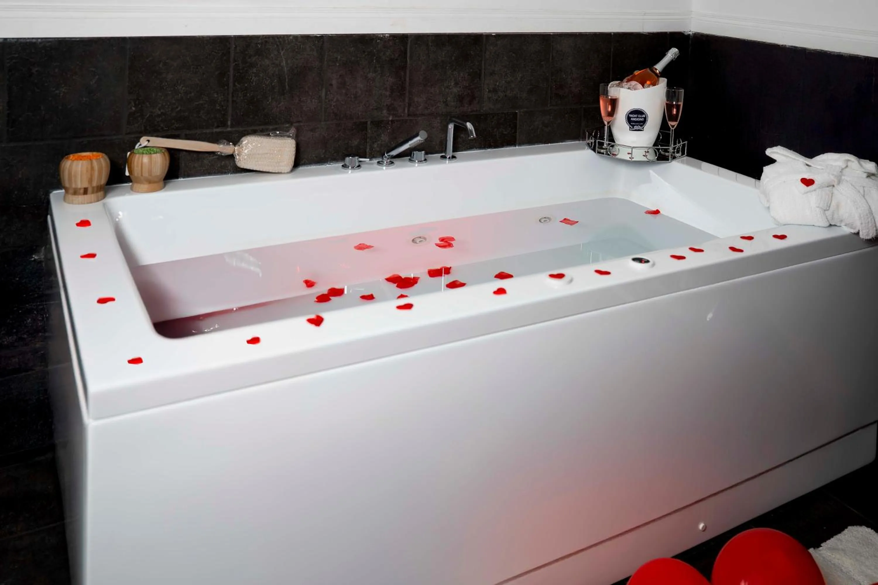 Hot Tub in Yacht Club Angioino