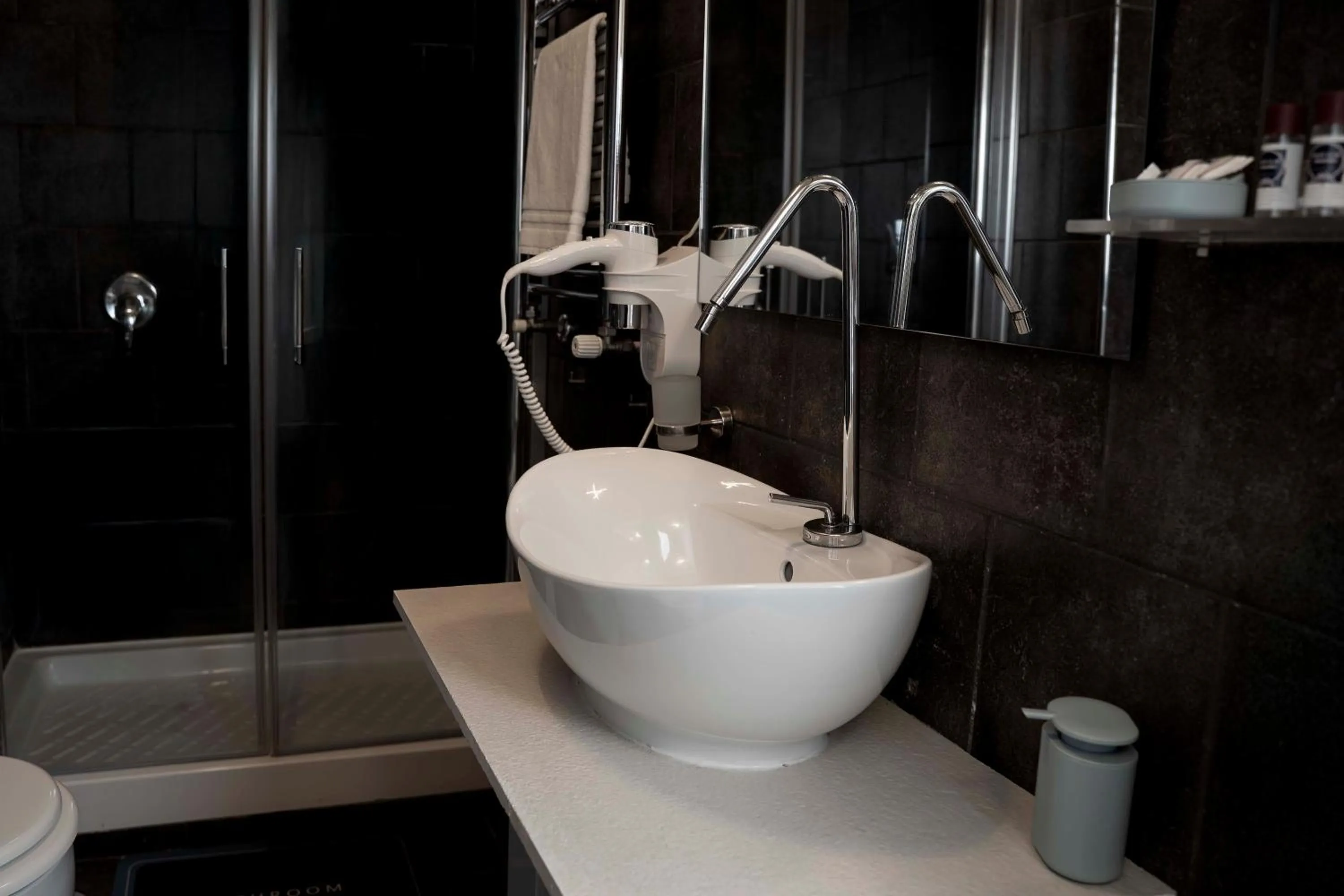 Bathroom in Yacht Club Angioino