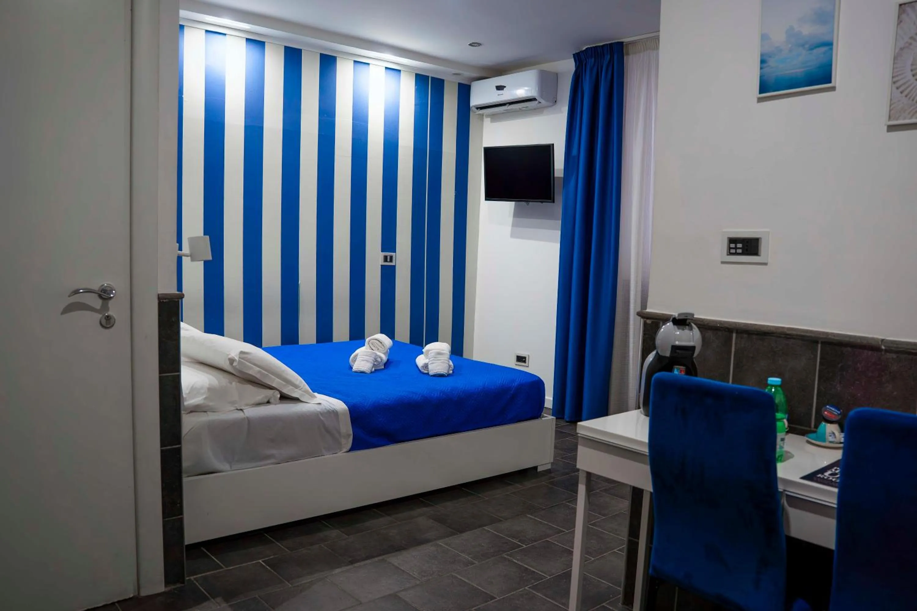 Photo of the whole room, Bed in Yacht Club Angioino