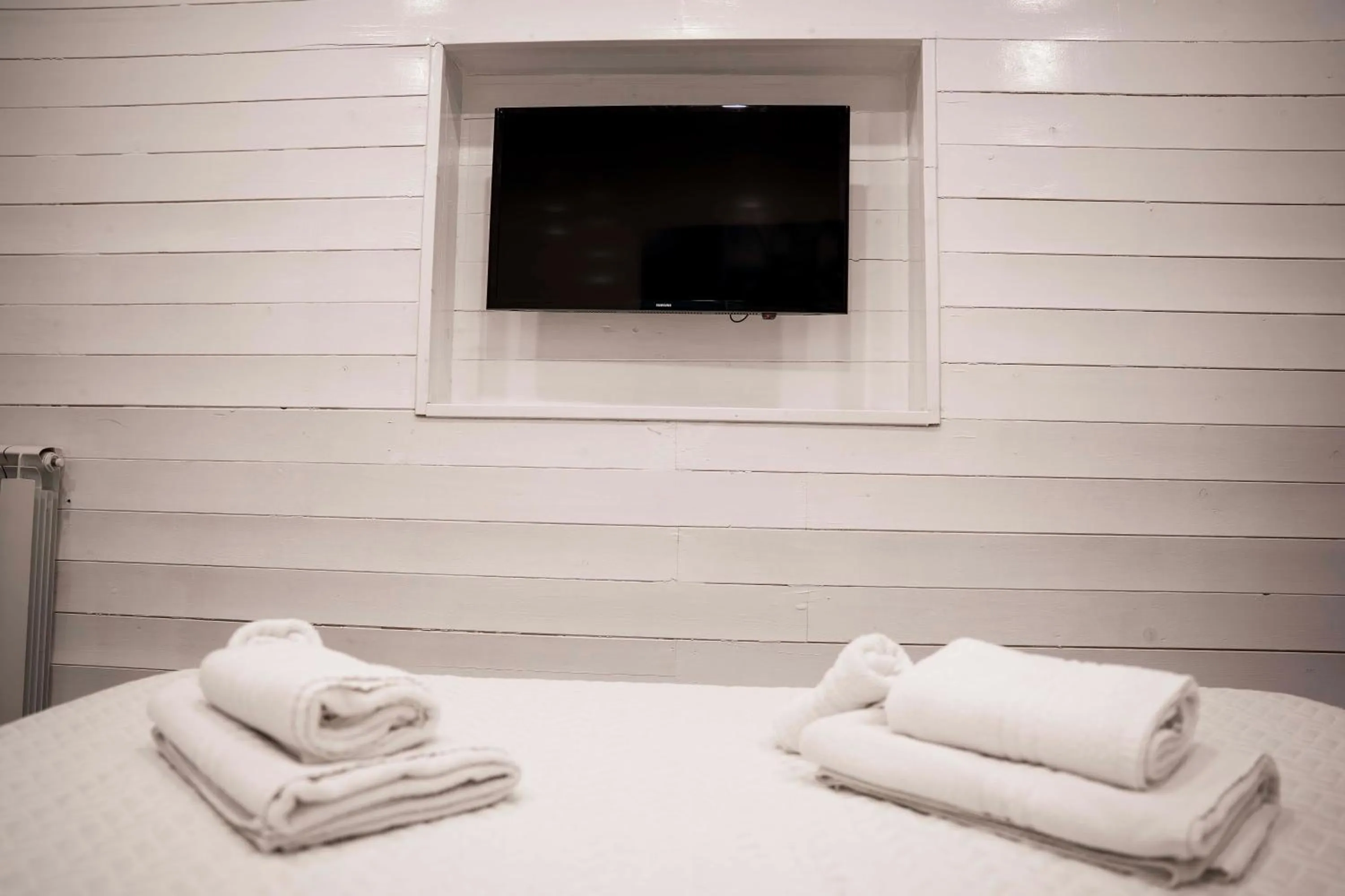 Photo of the whole room, Bed in Yacht Club Angioino