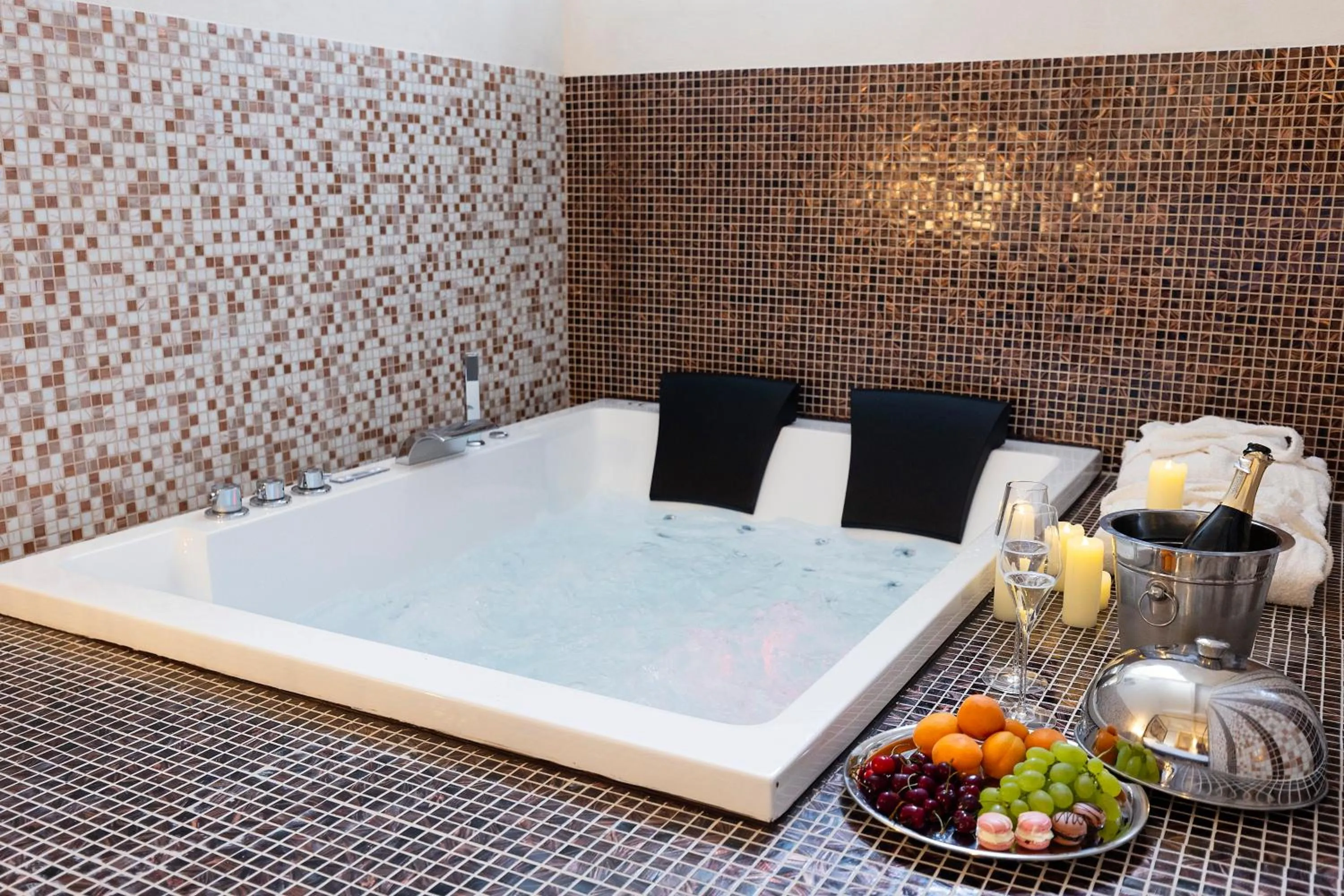 Hot Tub, Bed in Palazzo Badiale history&rooms