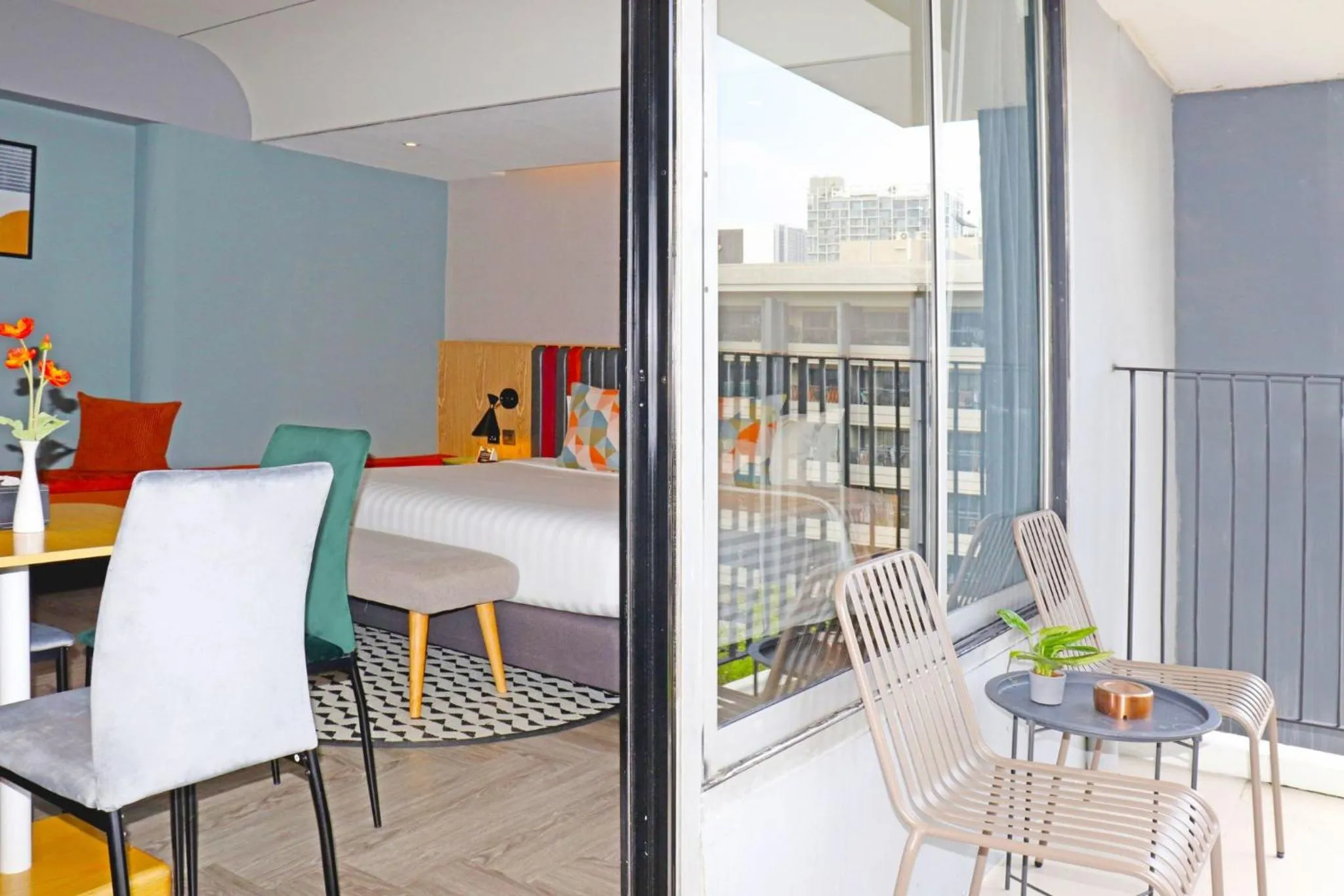 Balcony/Terrace in The Quarter Onnut by UHG