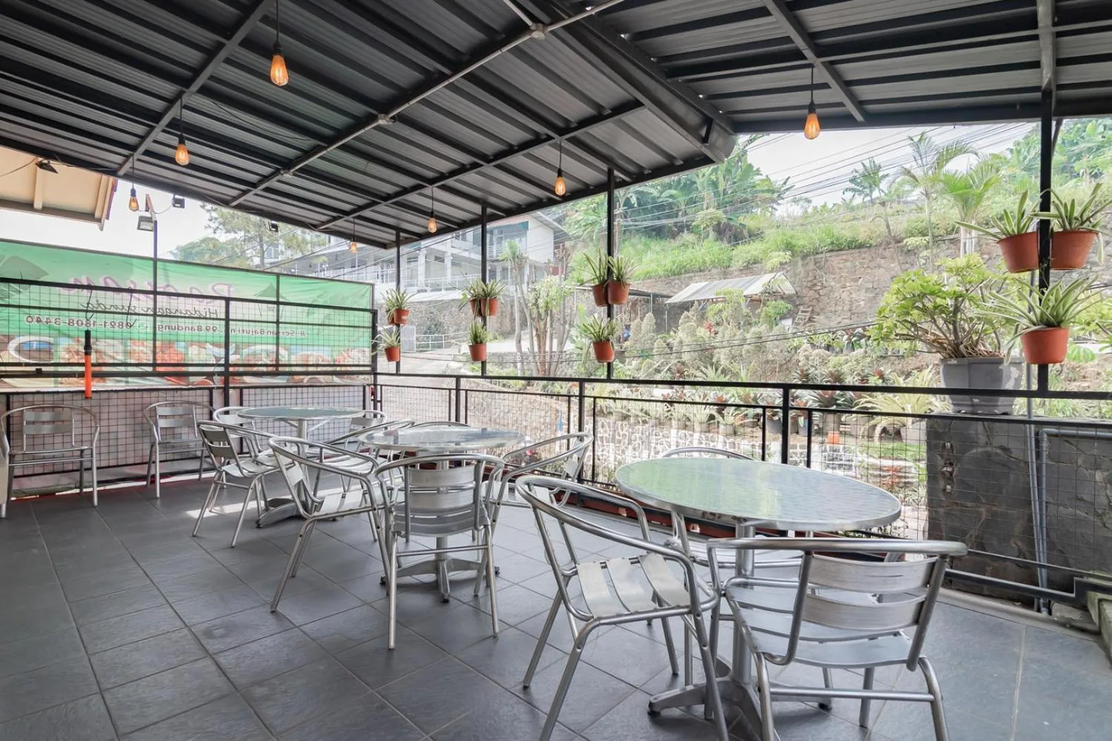 Restaurant/places to eat in Rossan Villa Hotel near Lembang Park & Zoo RedPartner