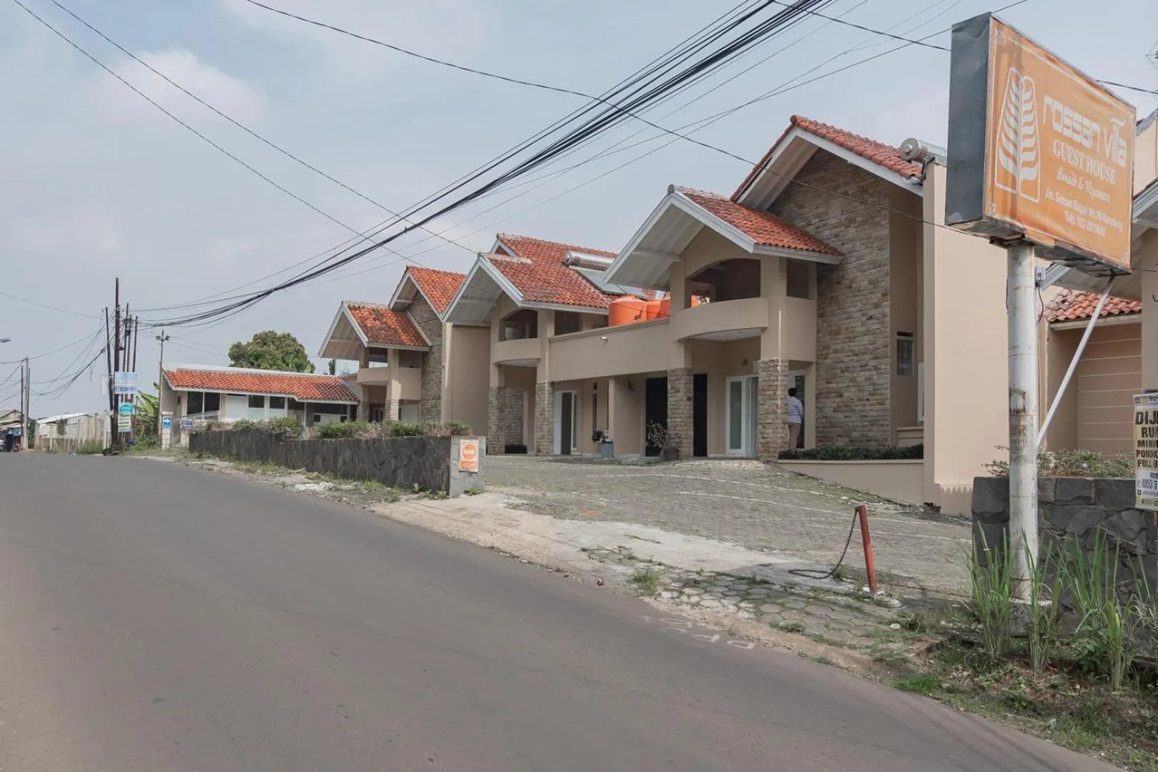 Property building in Rossan Villa Hotel near Lembang Park & Zoo RedPartner