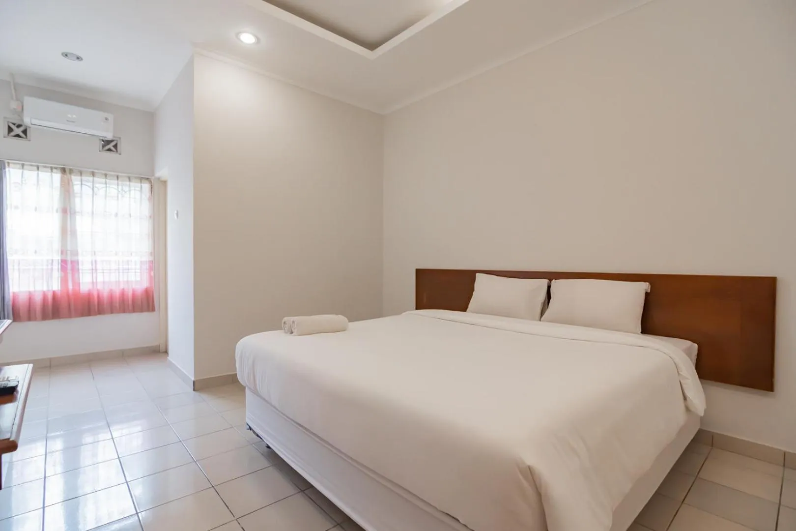 Bedroom, Bed in Rossan Villa Hotel near Lembang Park & Zoo RedPartner
