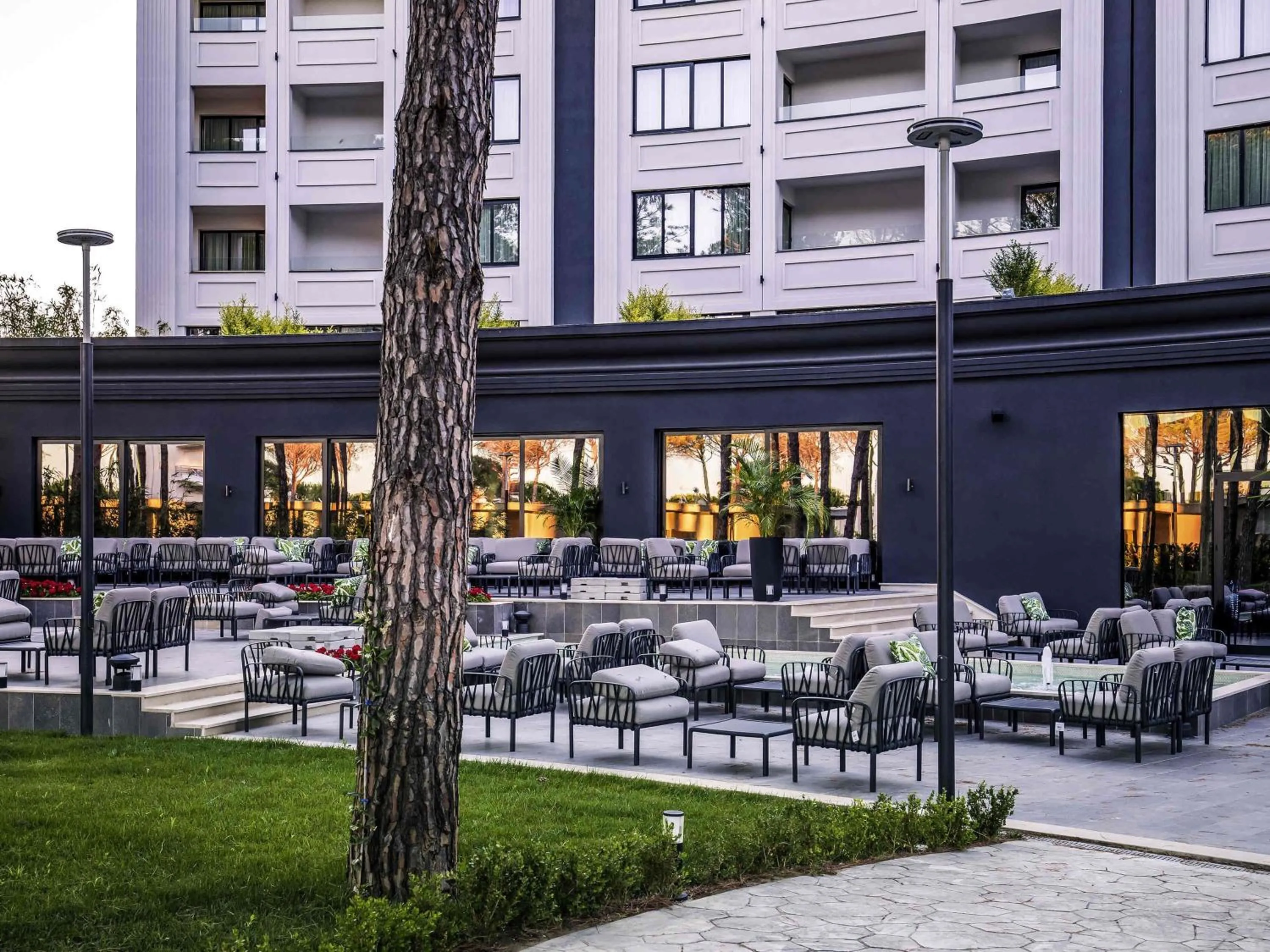 Lounge or bar in Mövenpick Hotel Lalez Durres