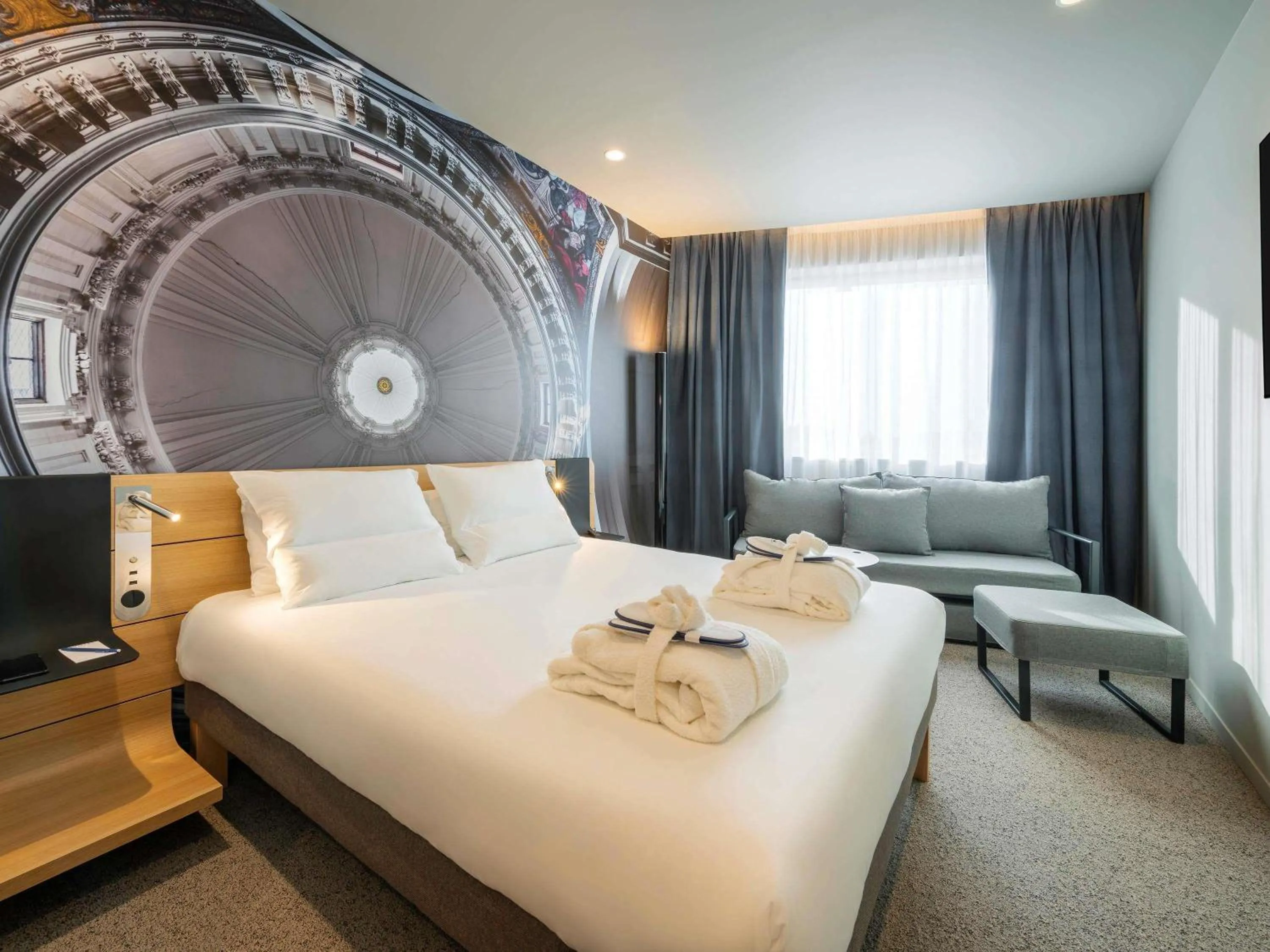 Property building, Bed in Novotel Paris 20 Belleville