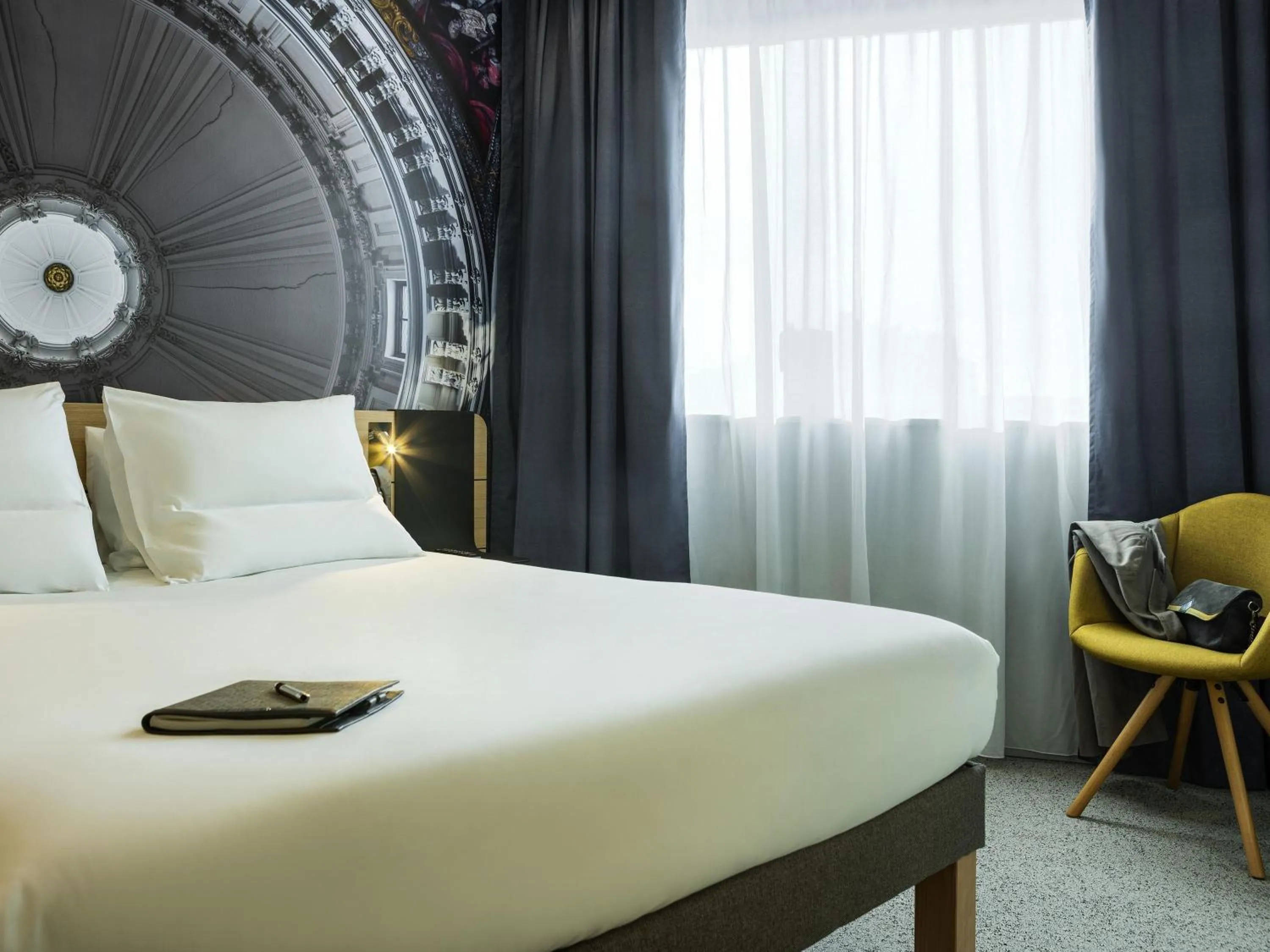 Bedroom, Bed in Novotel Paris 20 Belleville