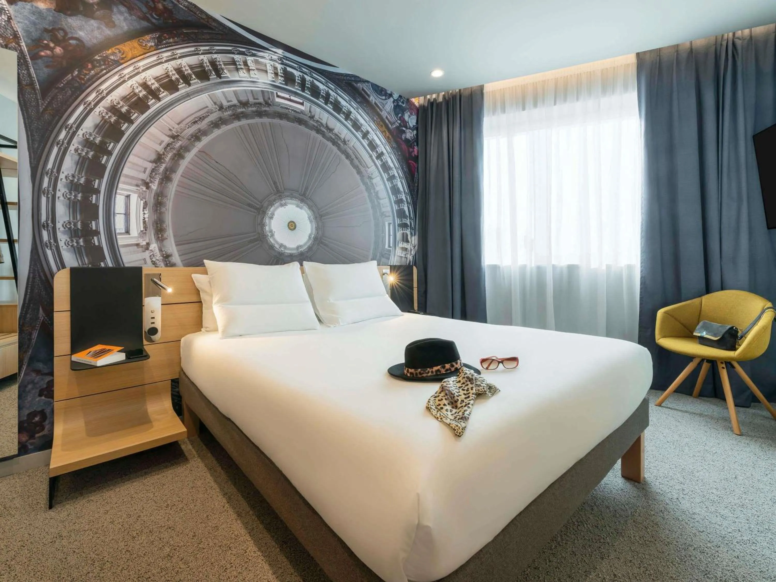 Bedroom, Bed in Novotel Paris 20 Belleville