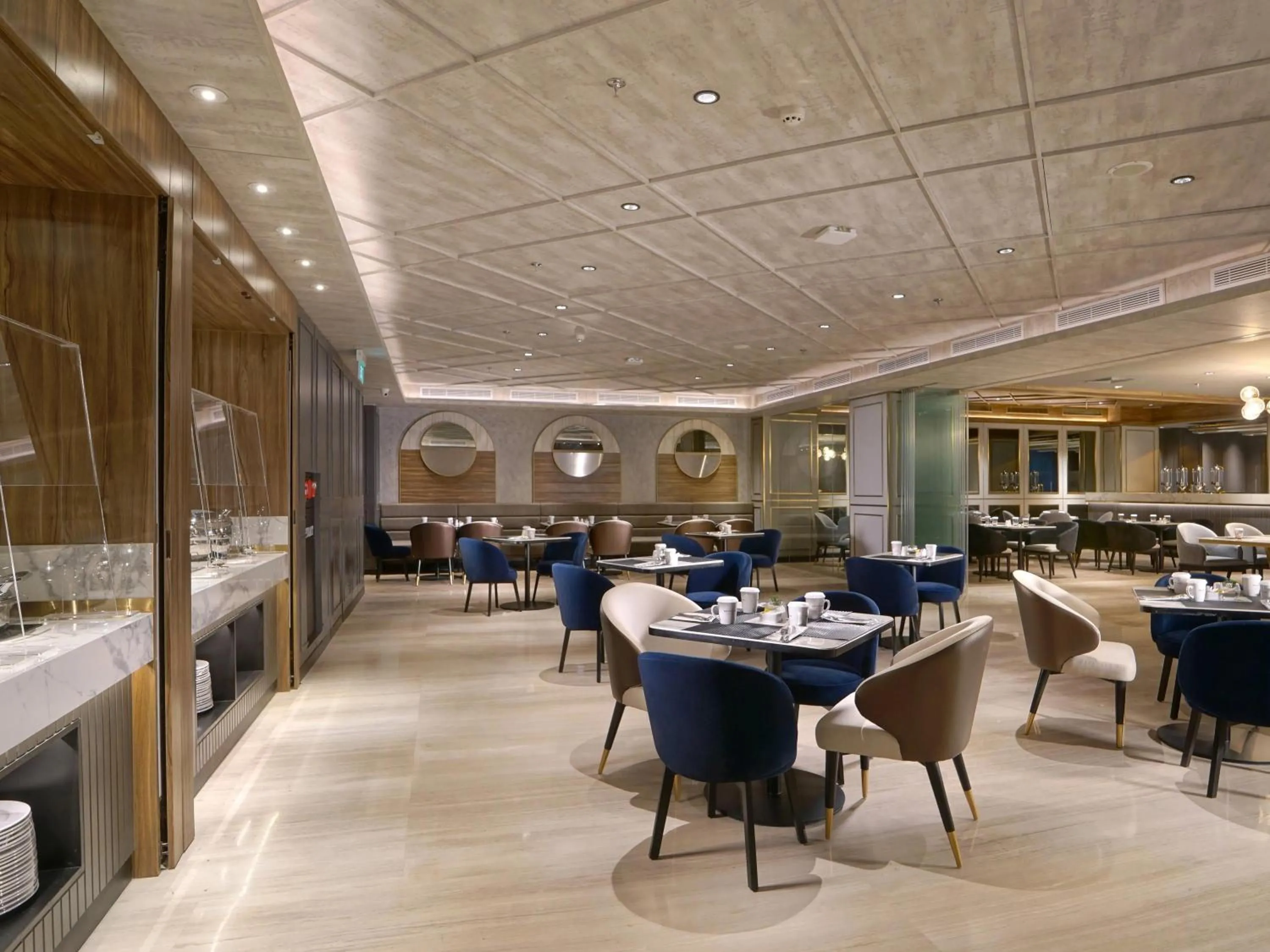 Restaurant/places to eat in Mercure Surabaya Manyar