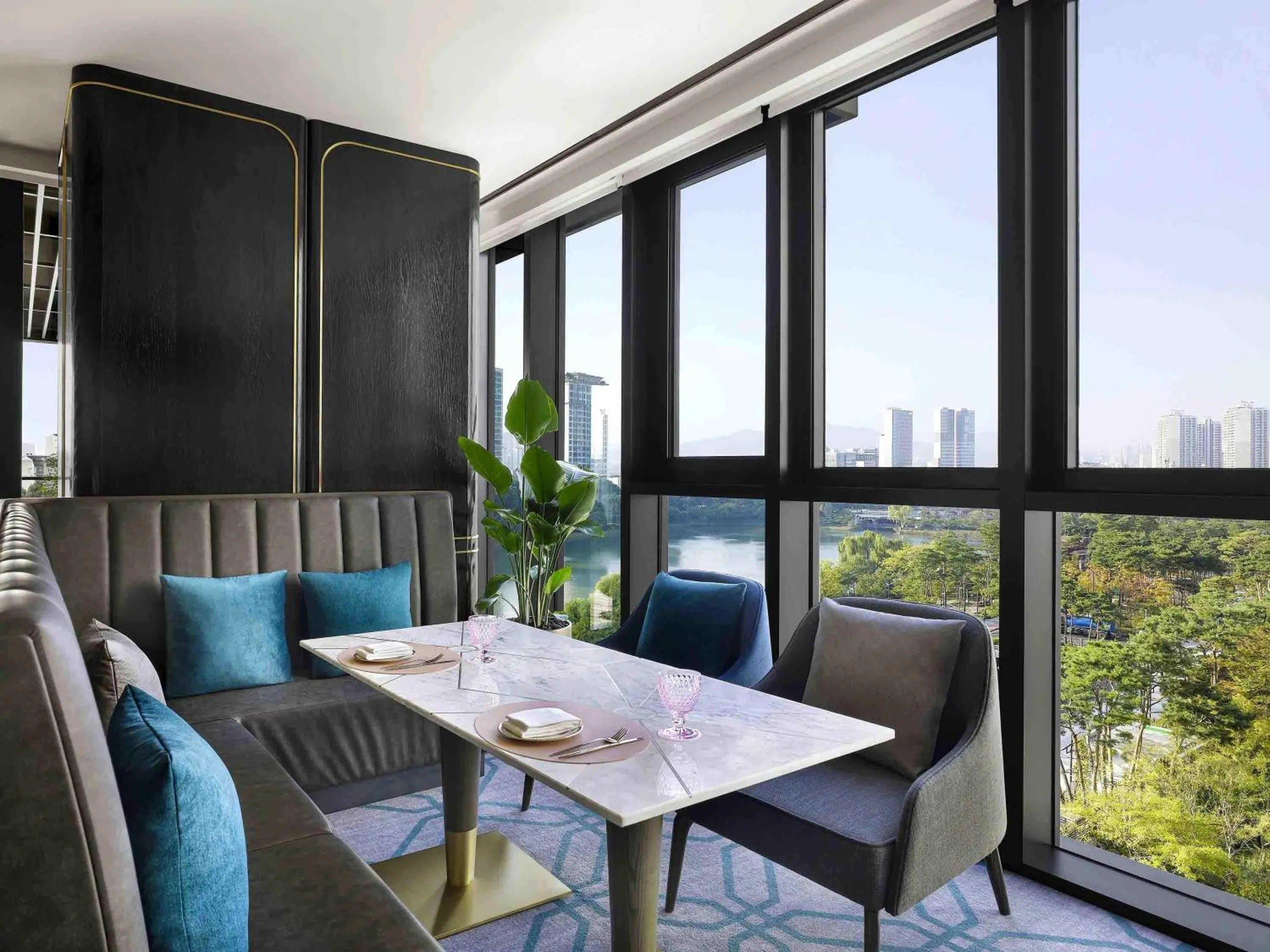 Lounge or bar in Sofitel Ambassador Seoul Hotel & Serviced Residences