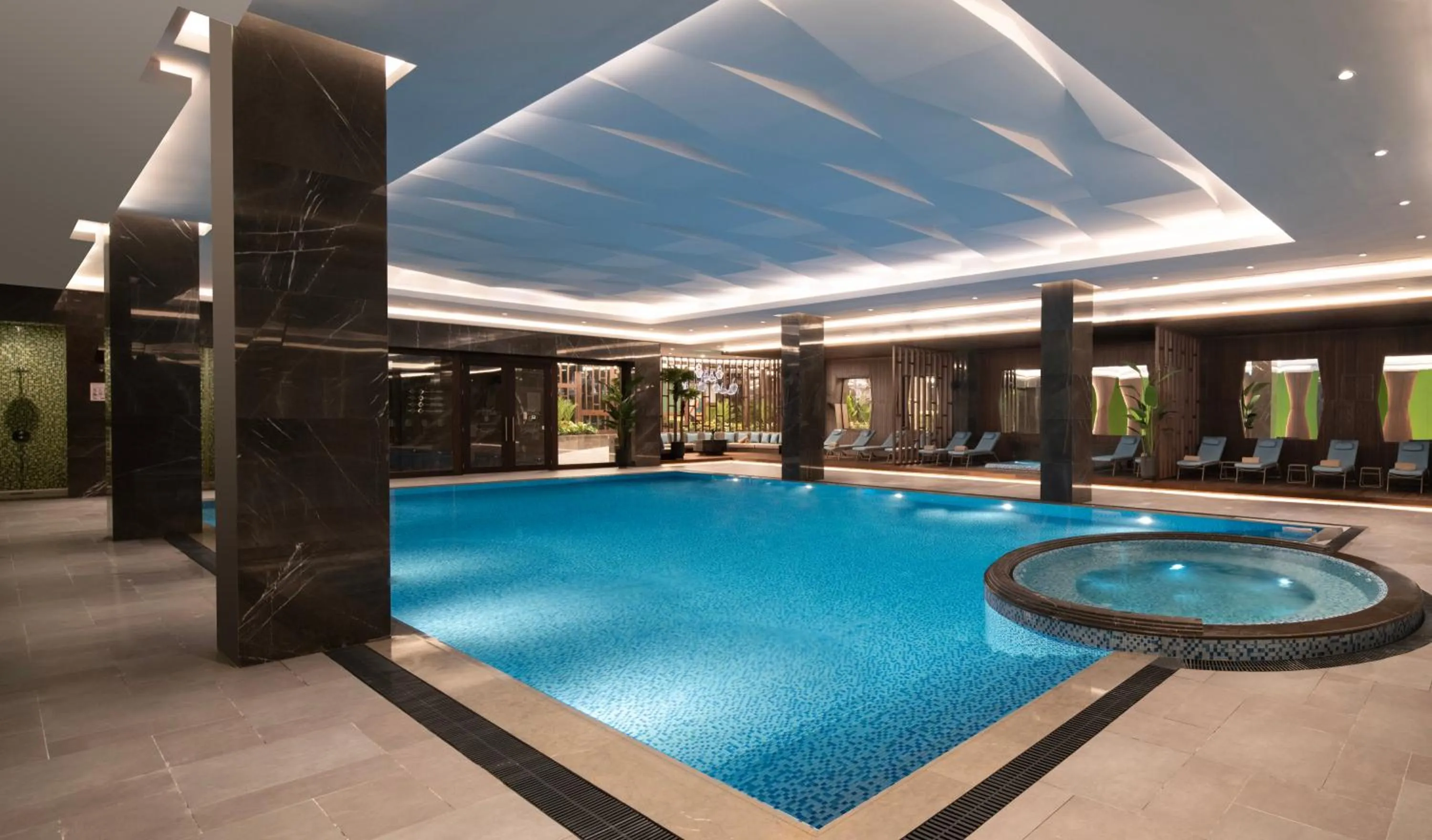 Swimming pool in Mövenpick Hotel Istanbul Asia Airport