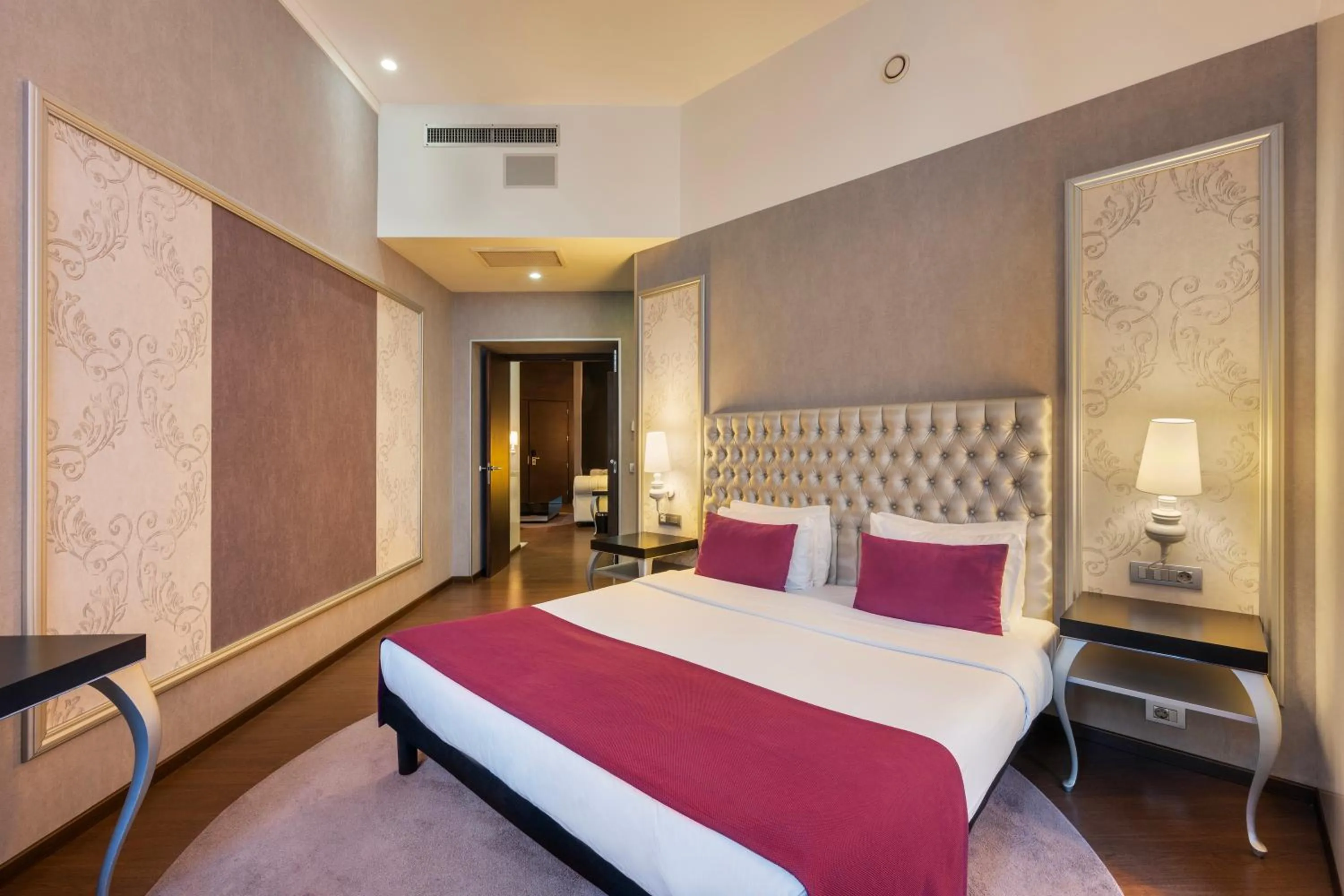 Bed in Ikonik Parlament