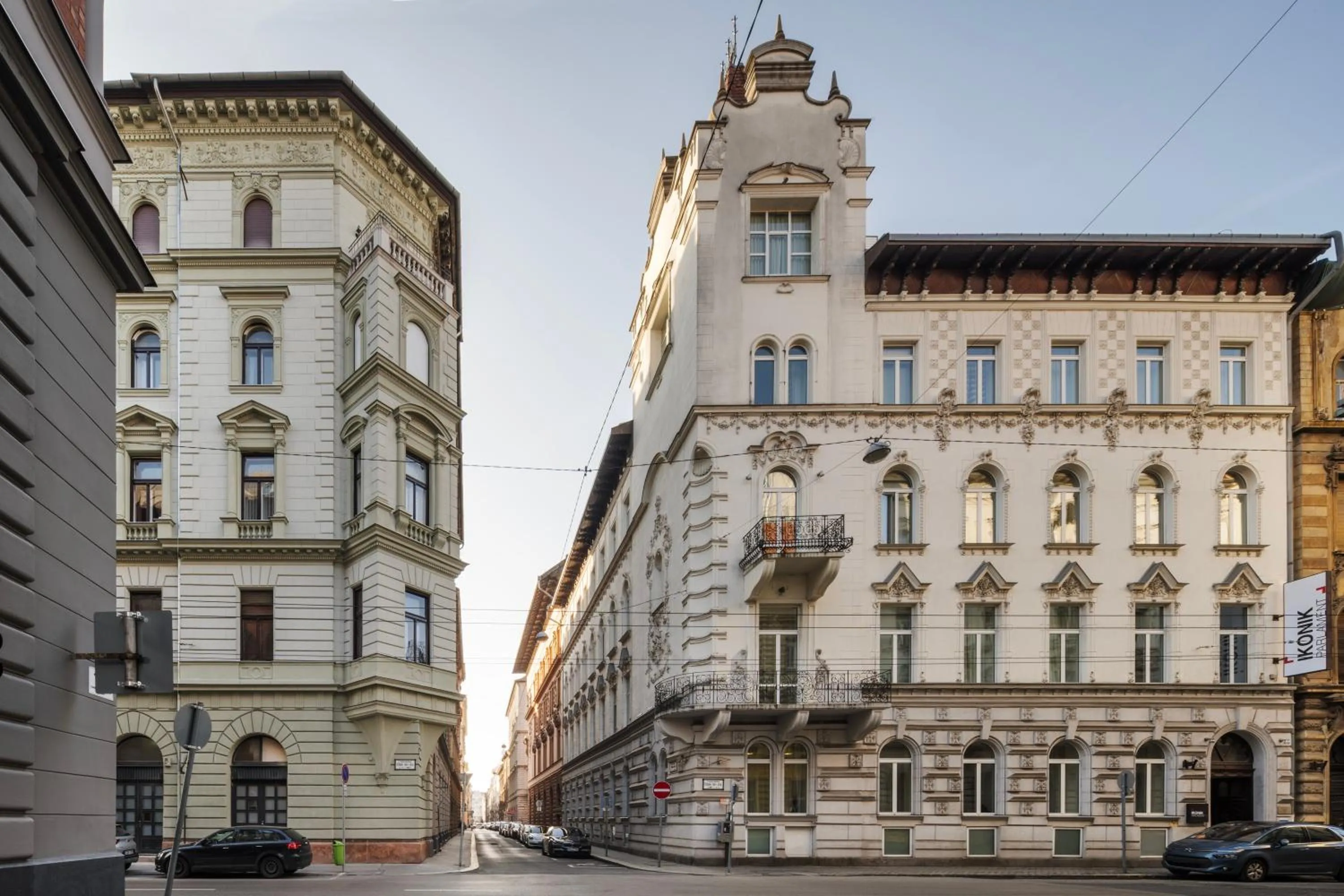 Property building in Ikonik Parlament