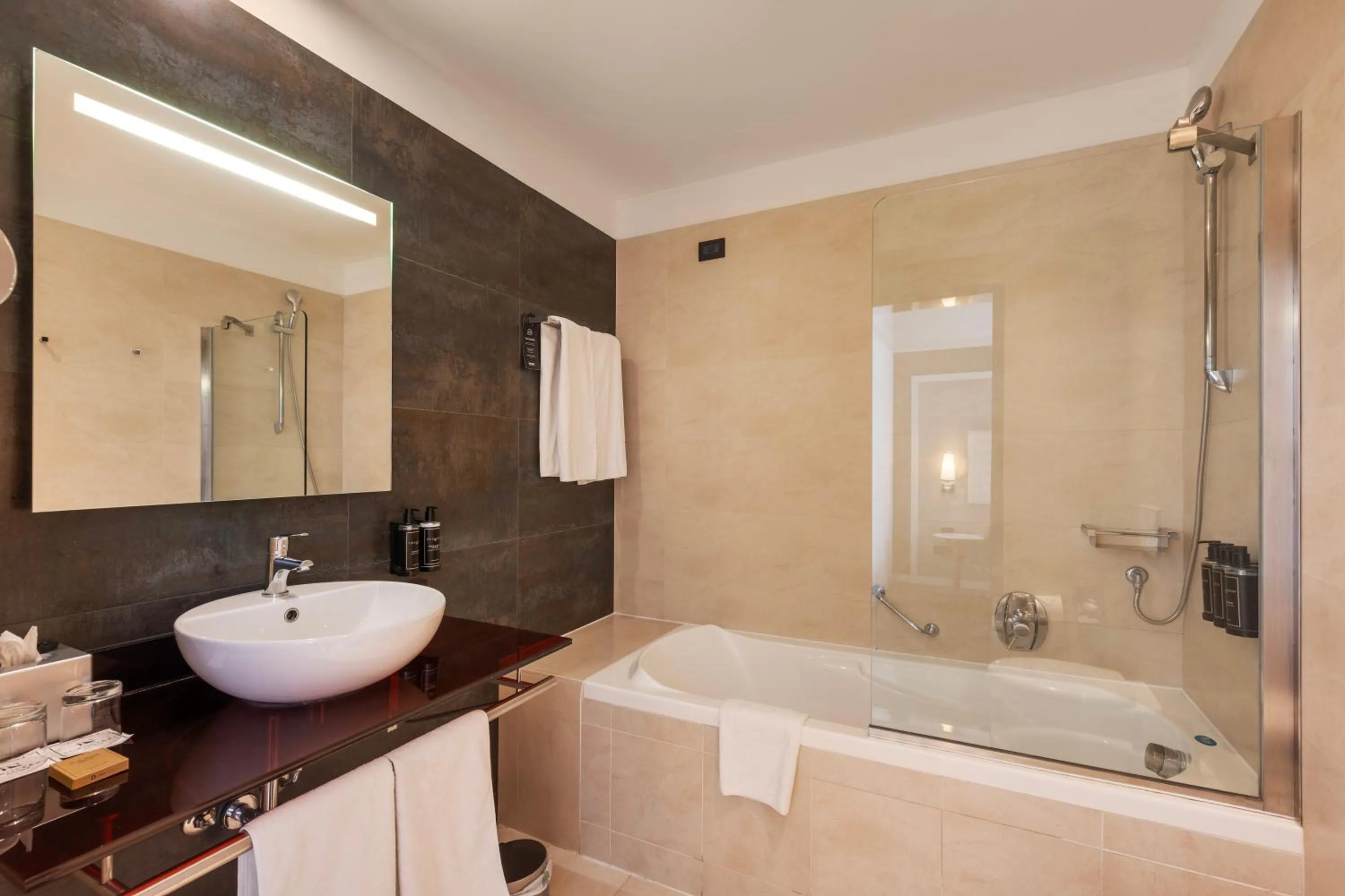 Bathroom in Ikonik Parlament