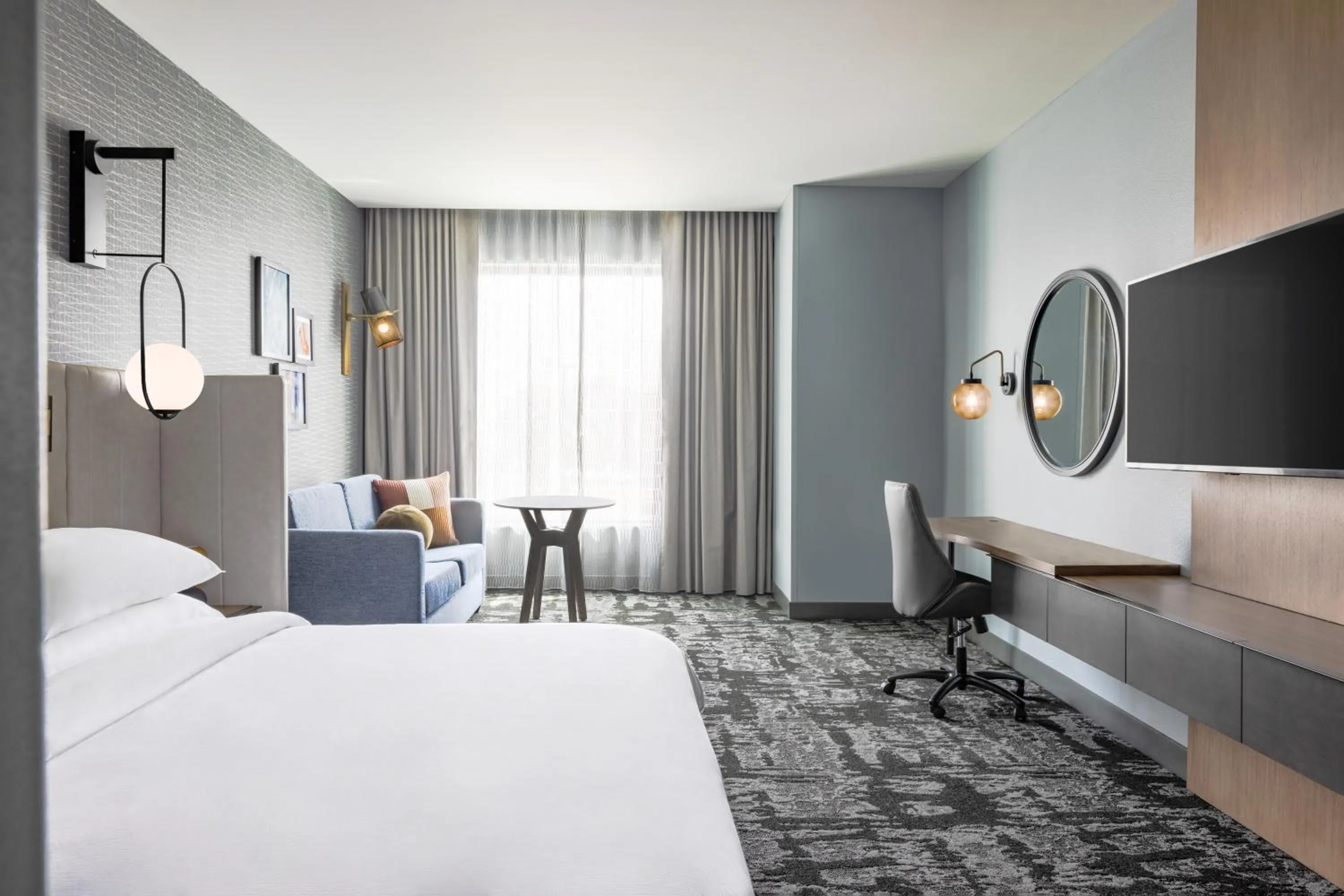 TV and multimedia, Bed in Crowne Plaza - Kearney by IHG