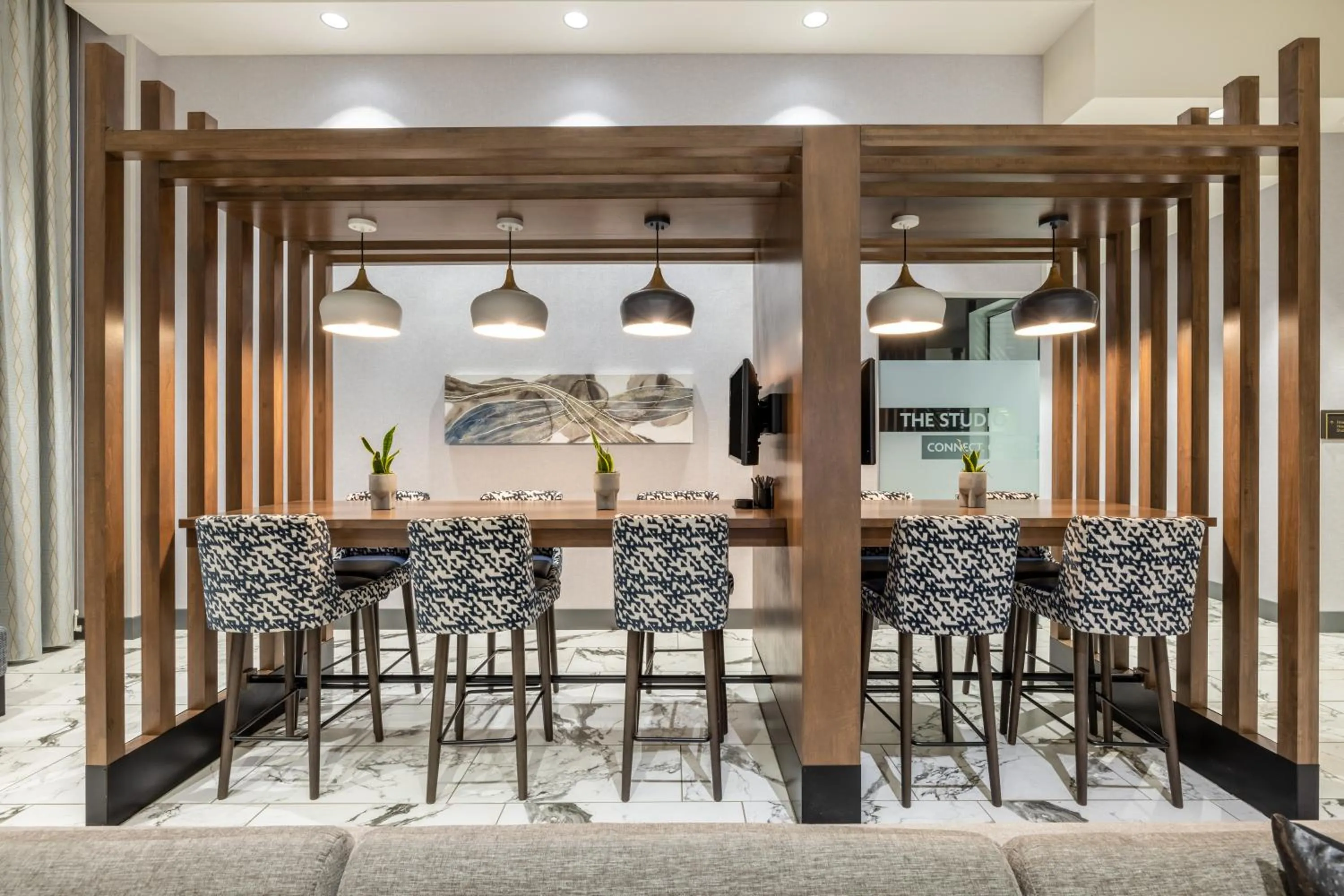 Lobby or reception in Crowne Plaza - Kearney by IHG