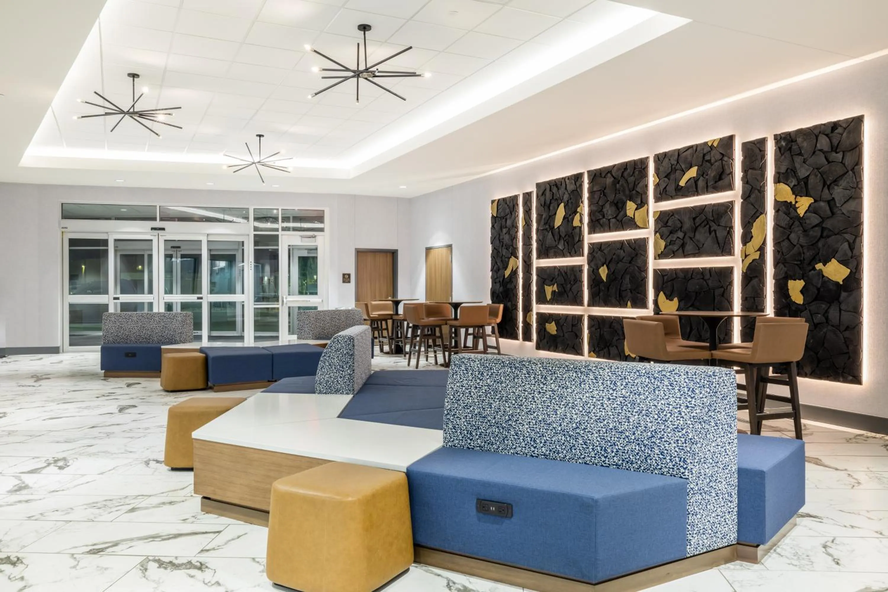 Lobby or reception in Crowne Plaza - Kearney by IHG