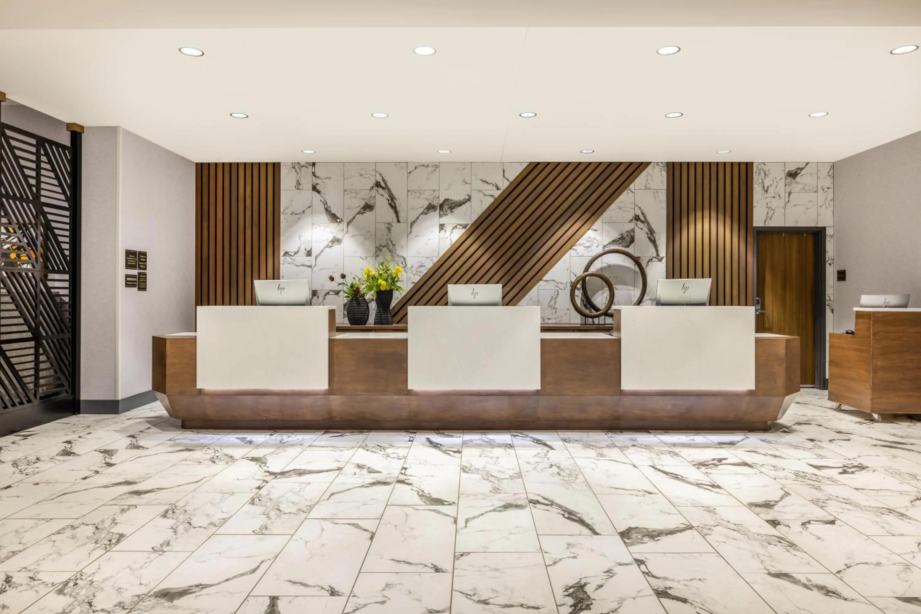 Lobby or reception in Crowne Plaza - Kearney by IHG