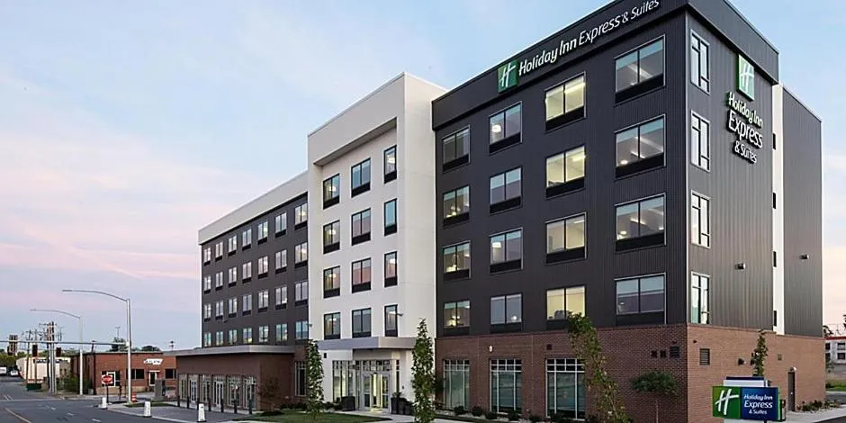 Property building in Holiday Inn Express & Suites - Little Rock Downtown by IHG