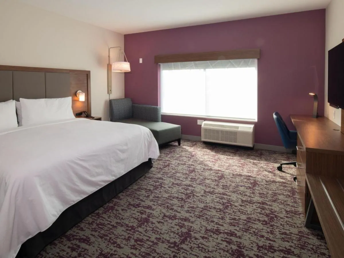 TV and multimedia, Bed in Holiday Inn Express & Suites - Little Rock Downtown by IHG
