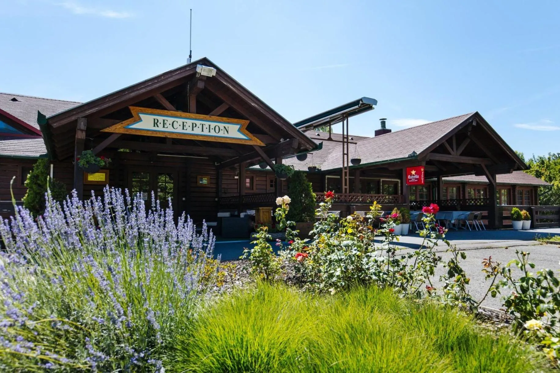 Facade/entrance in Petneházy Aparthotel
