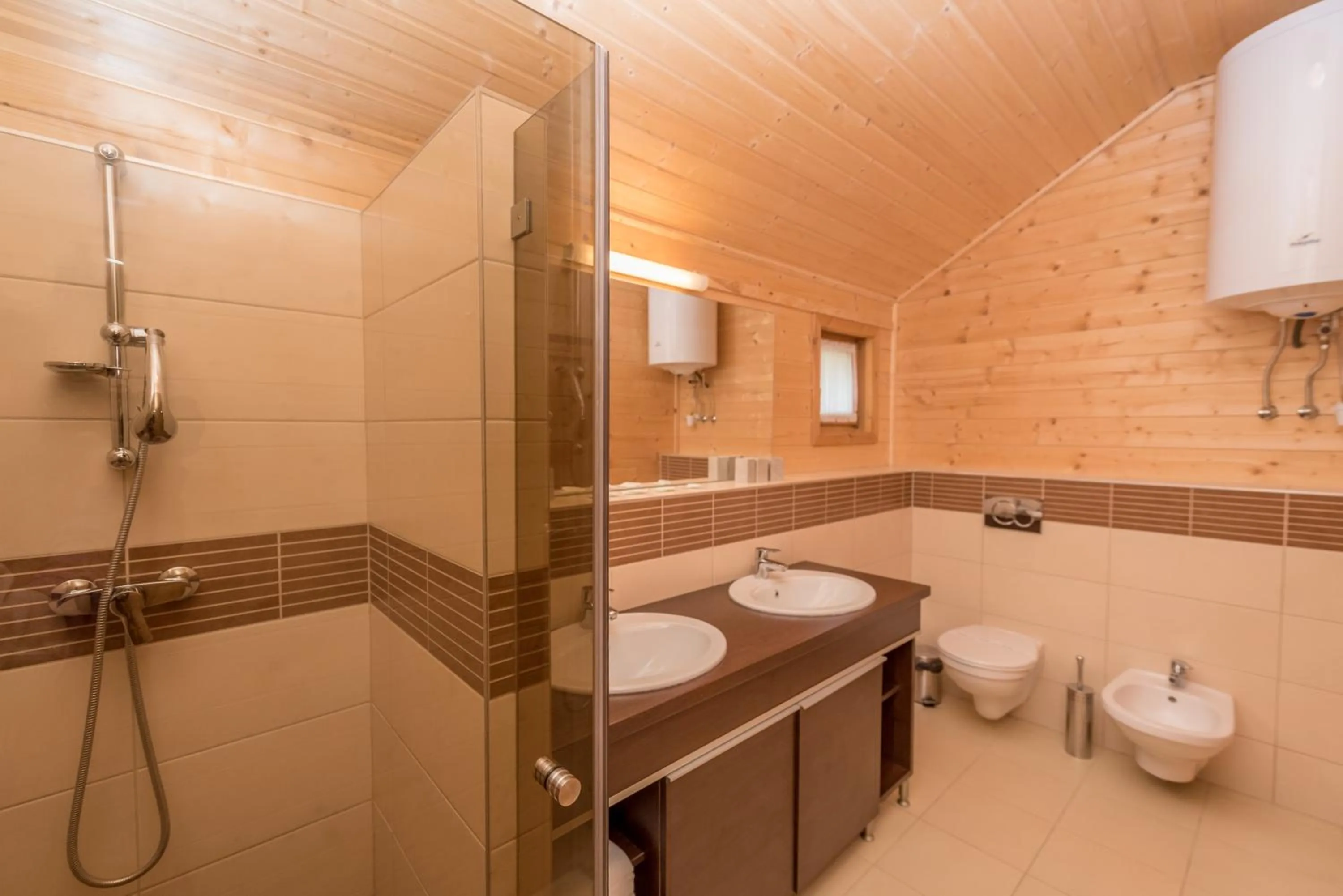 Shower in Petneházy Aparthotel