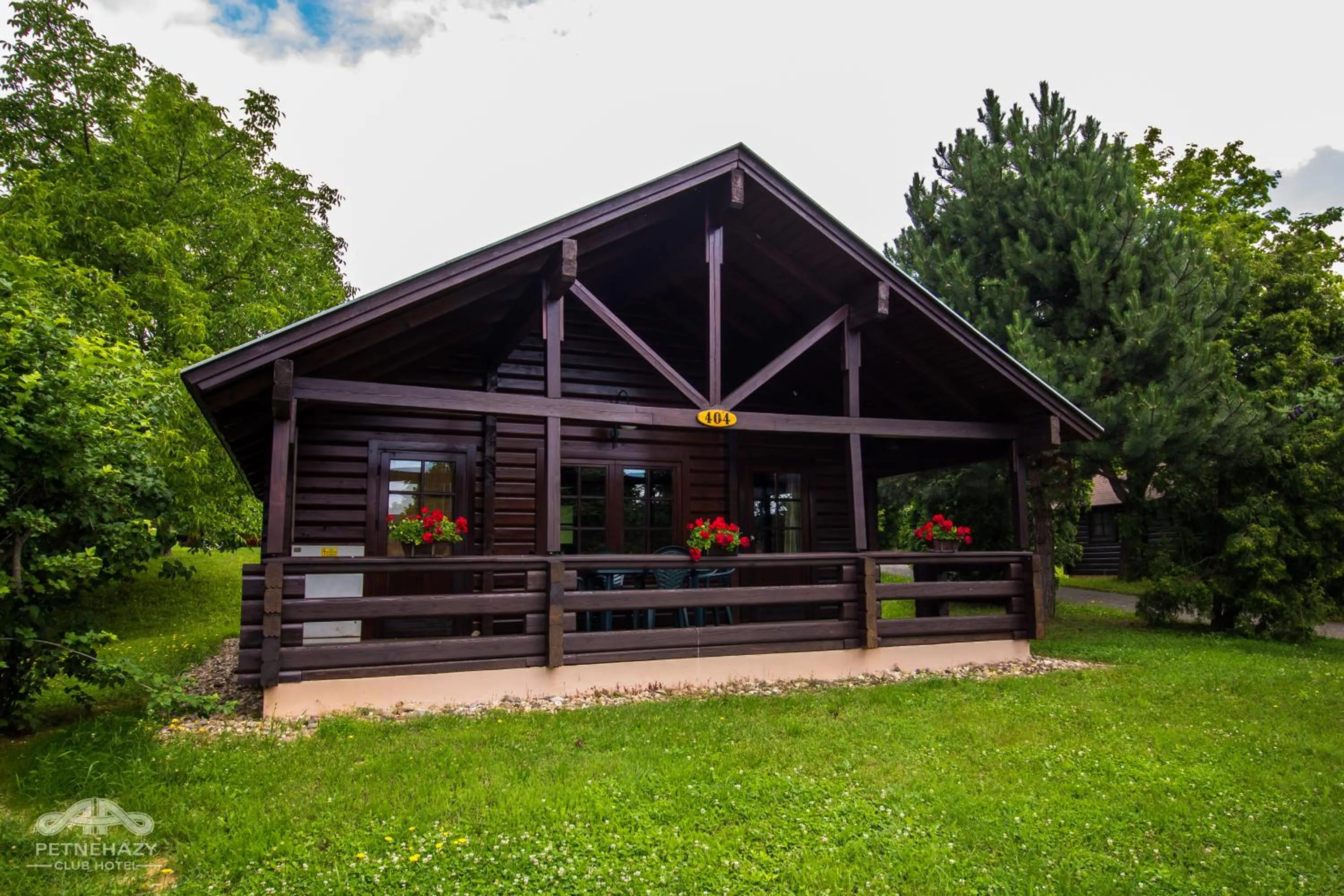 Facade/entrance in Petneházy Aparthotel