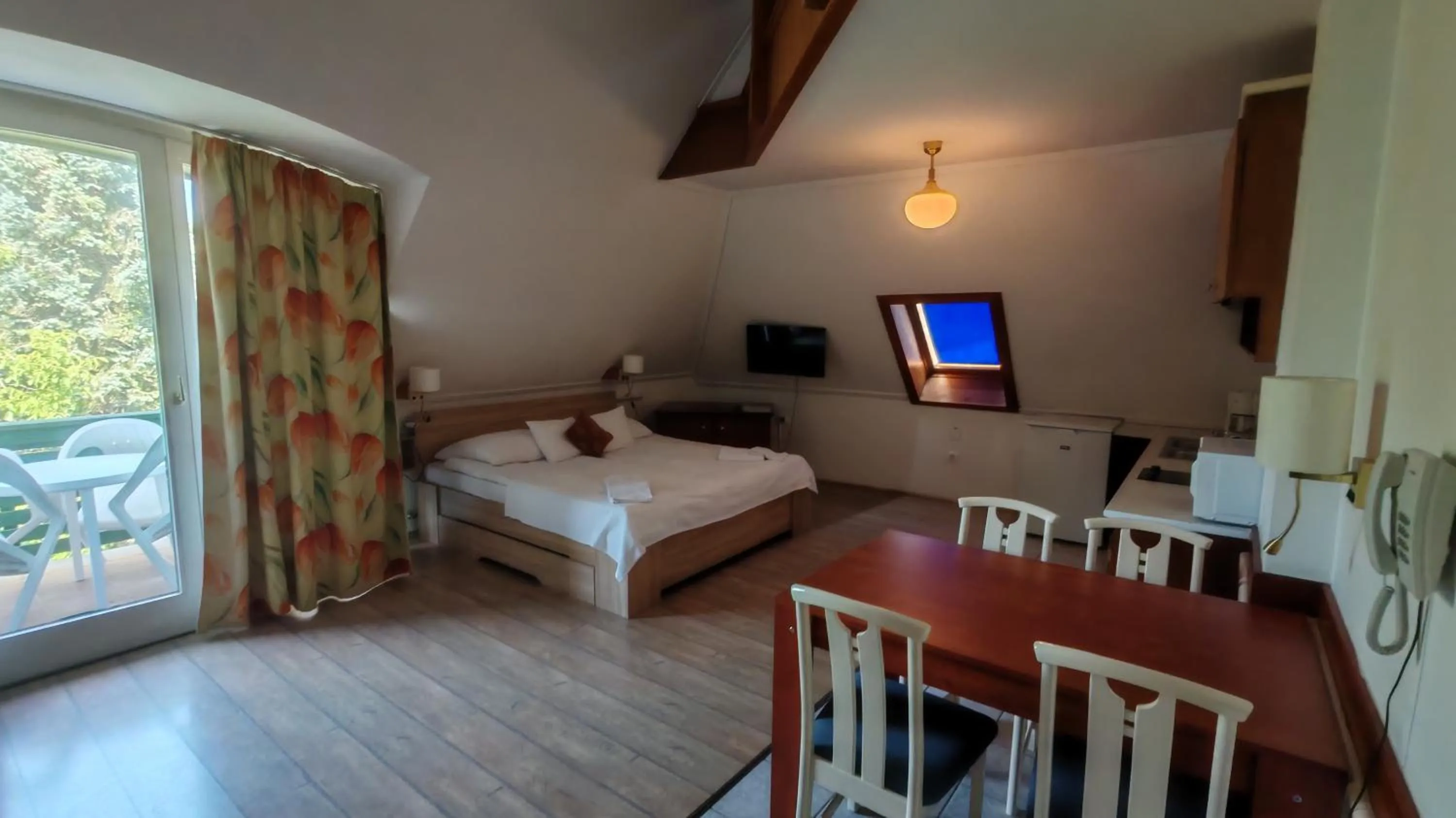 Living room, Bed in Abbázia Club Hotel Kék