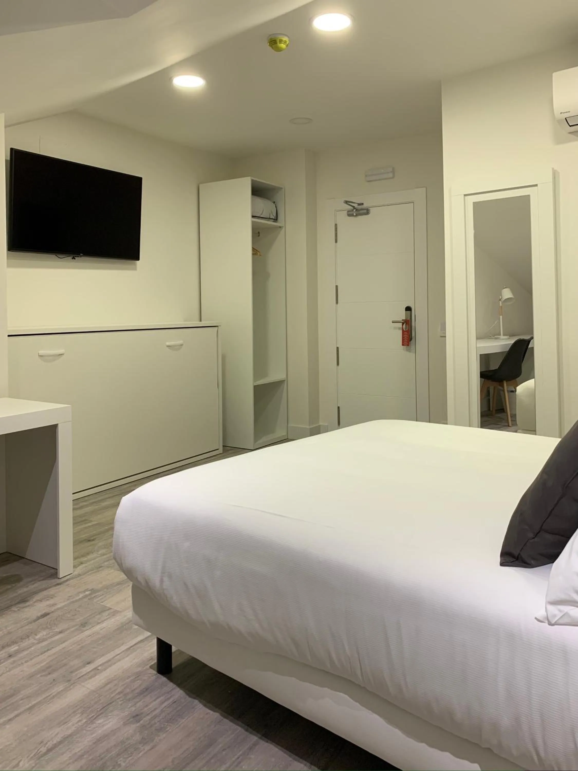 Photo of the whole room, Bed in Hostal Comfort Suites