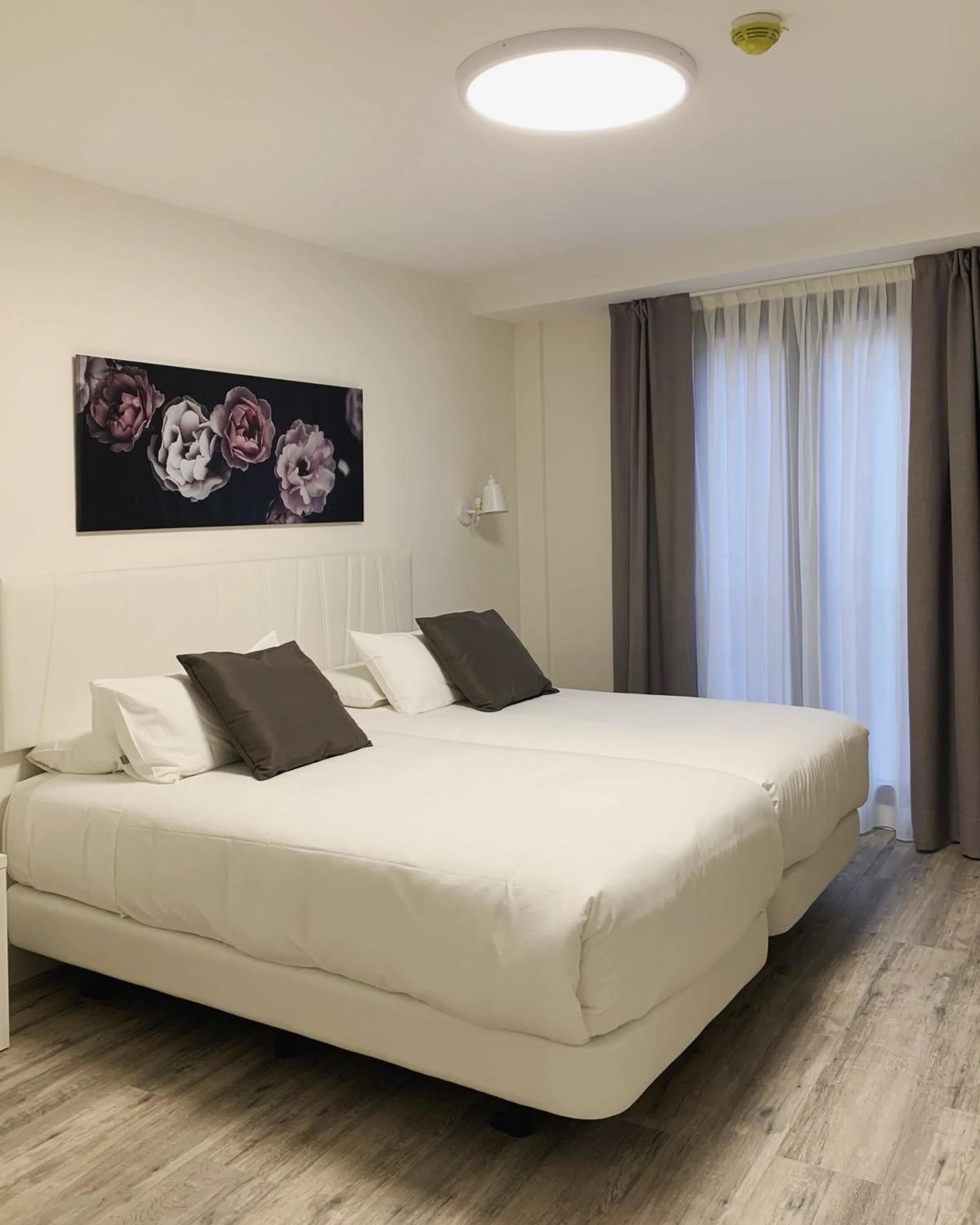 Bed in Hostal Comfort Suites