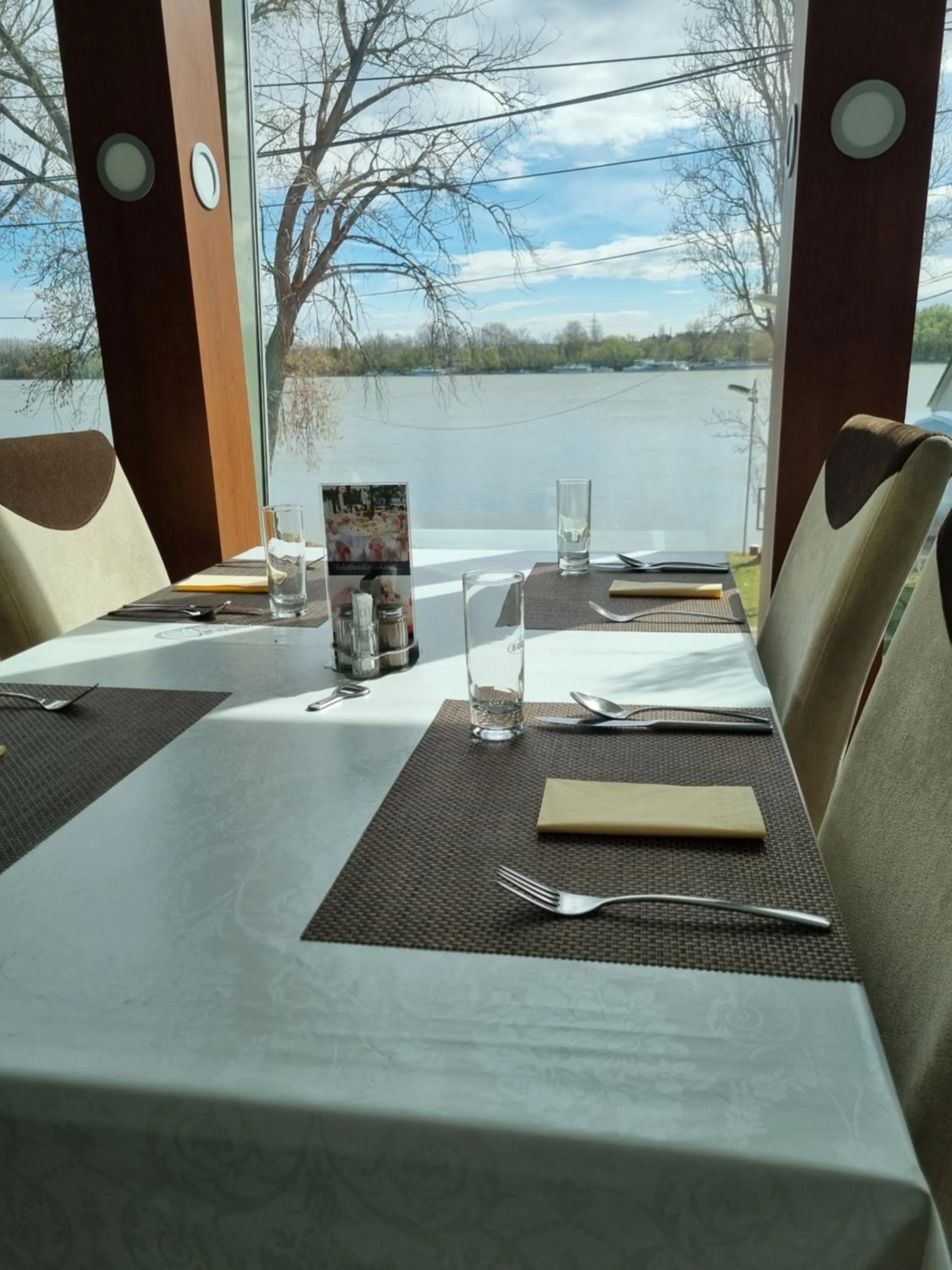 Restaurant/places to eat in Holiday Beach Budapest Hotel