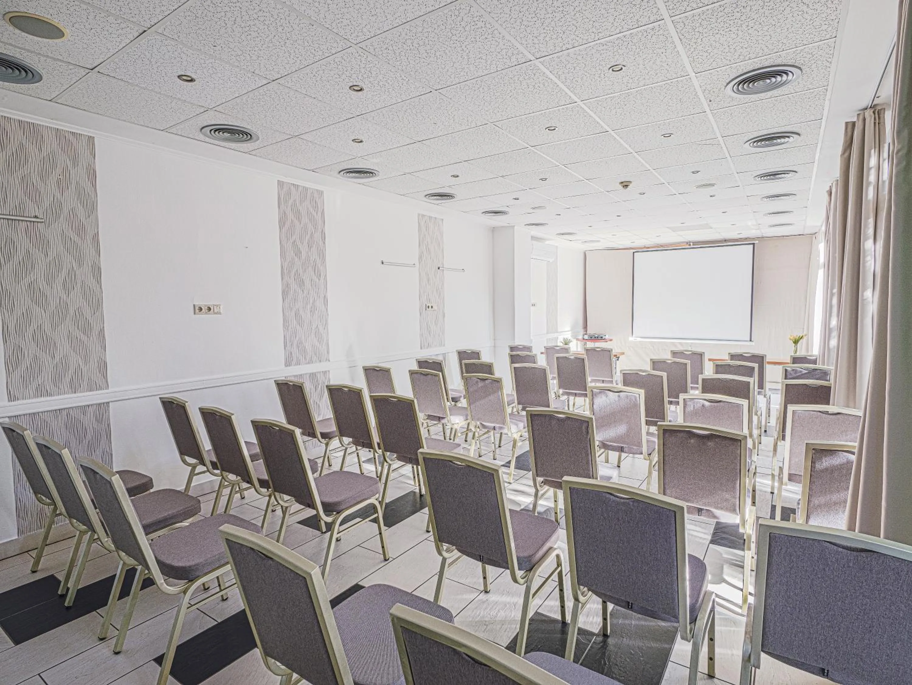 Meeting/conference room in Holiday Beach Budapest Hotel