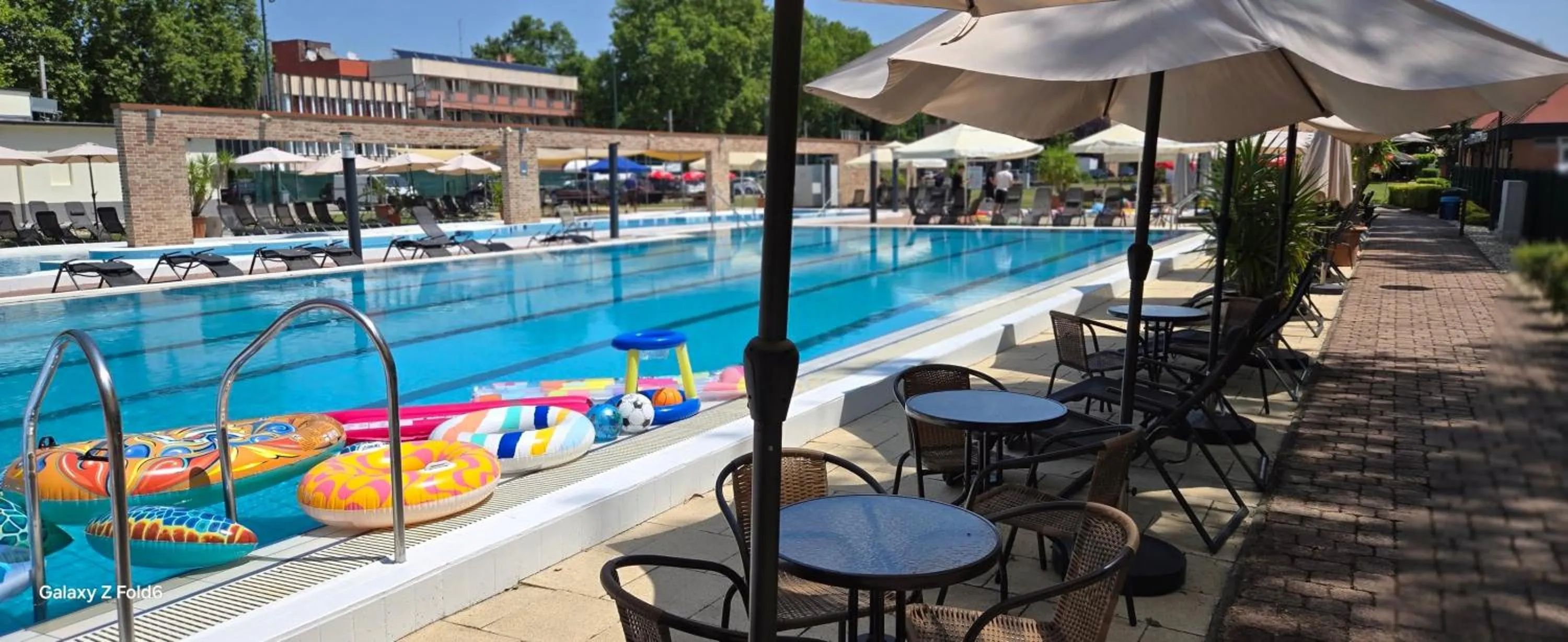 Swimming pool in Holiday Beach Budapest Hotel