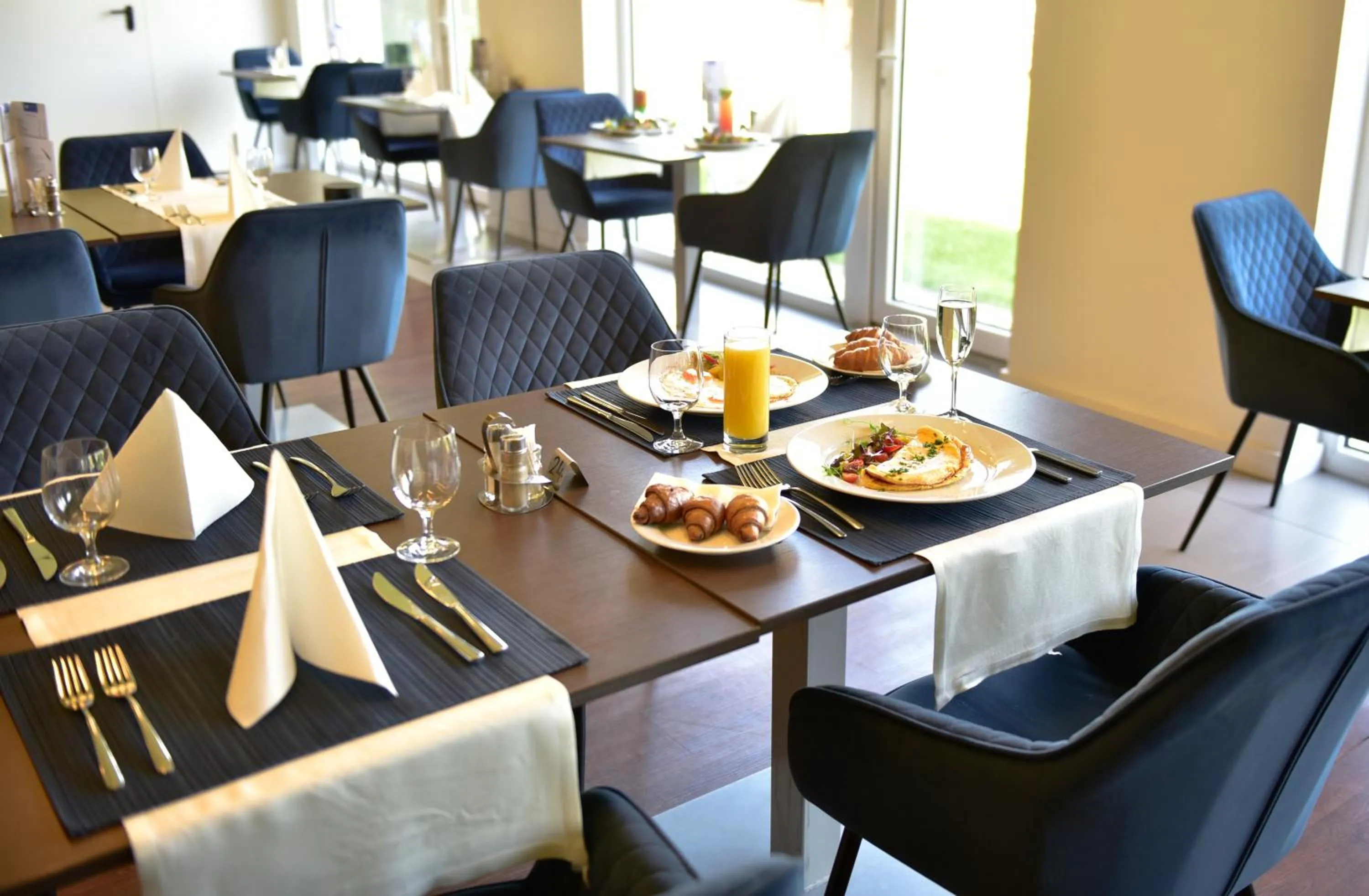 Restaurant/places to eat in Hotel Yacht Wellness & Business