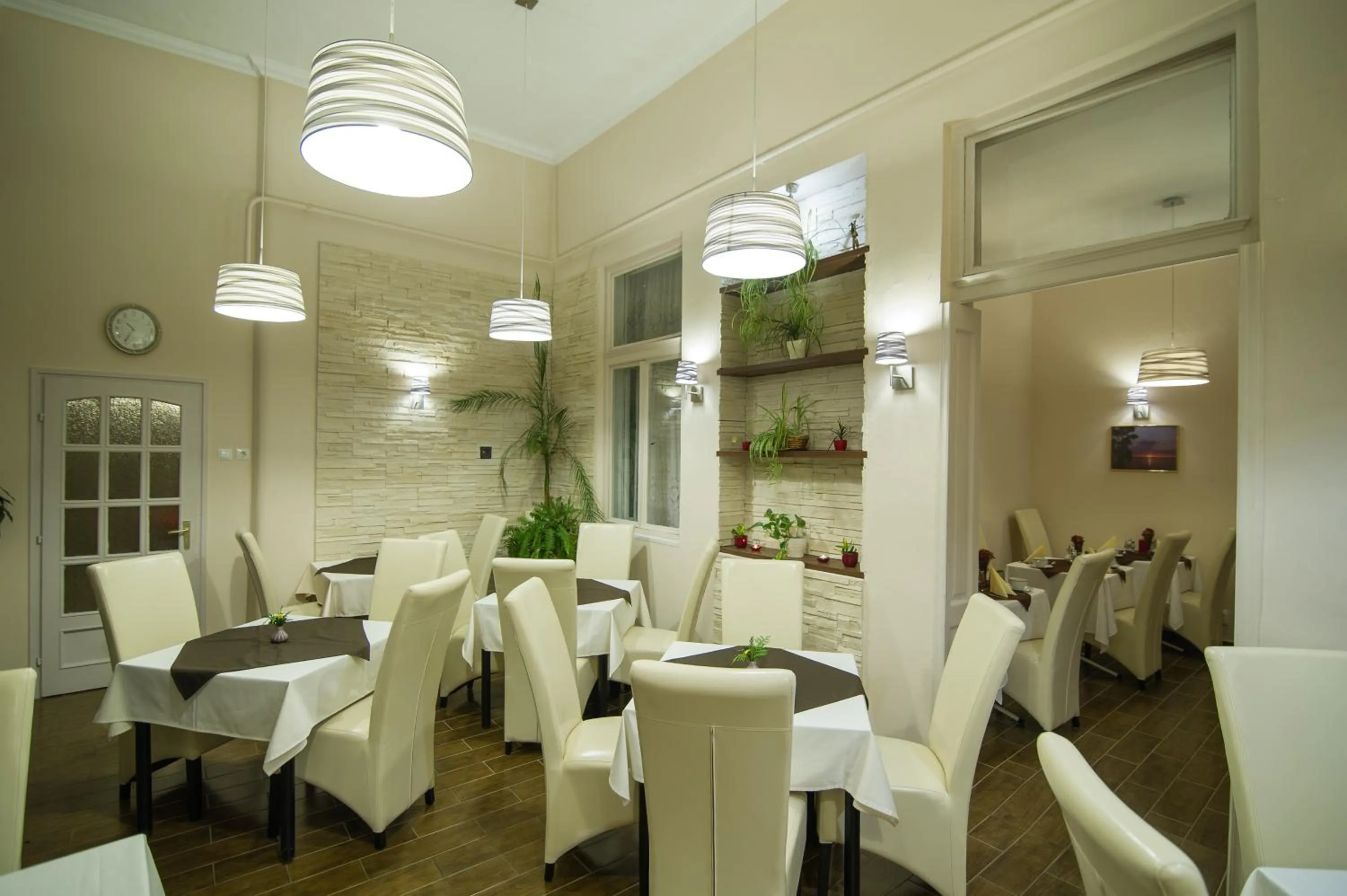 Restaurant/places to eat in Hotel Romantik Eger