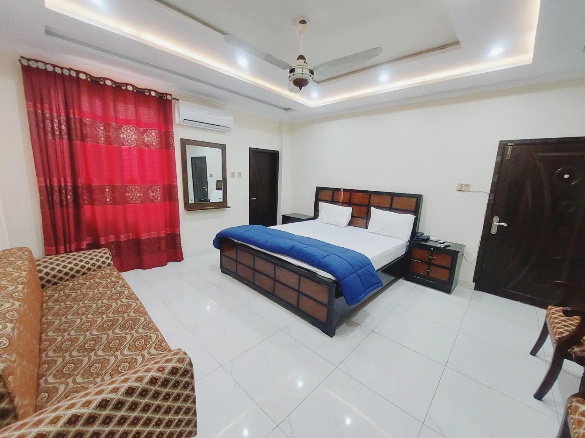 Photo of the whole room, Bed in Hotel White Pearl