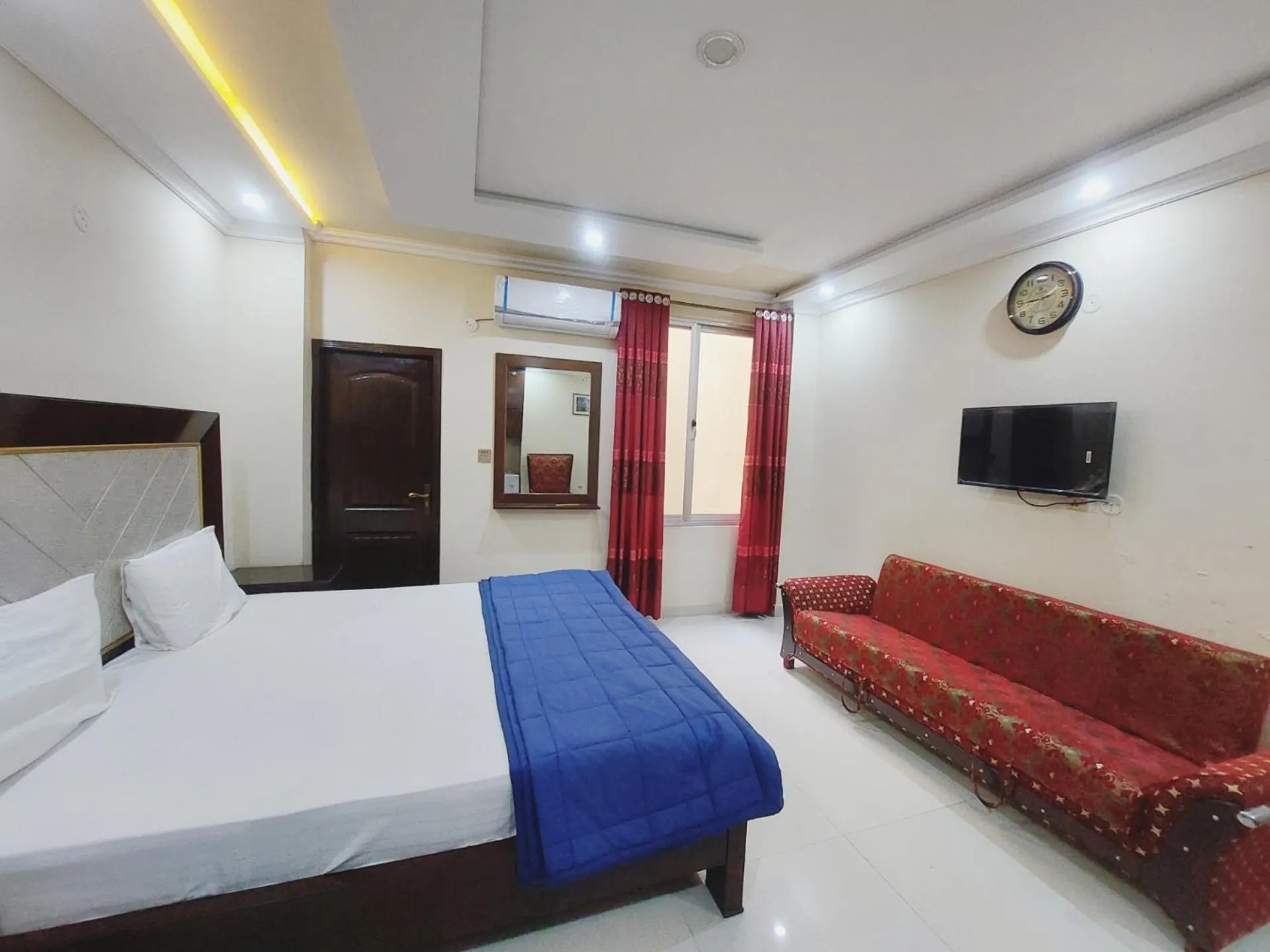 Photo of the whole room, Bed in Hotel White Pearl