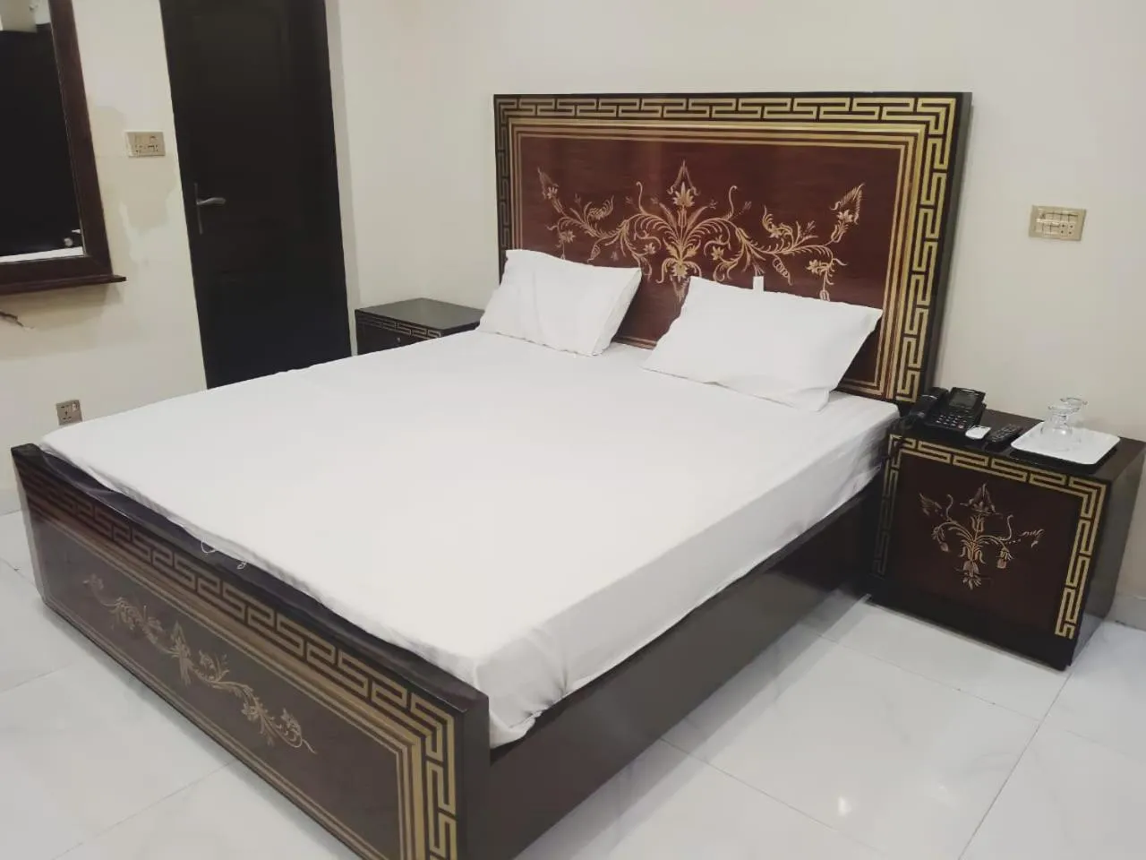 Property building, Bed in Hotel White Pearl