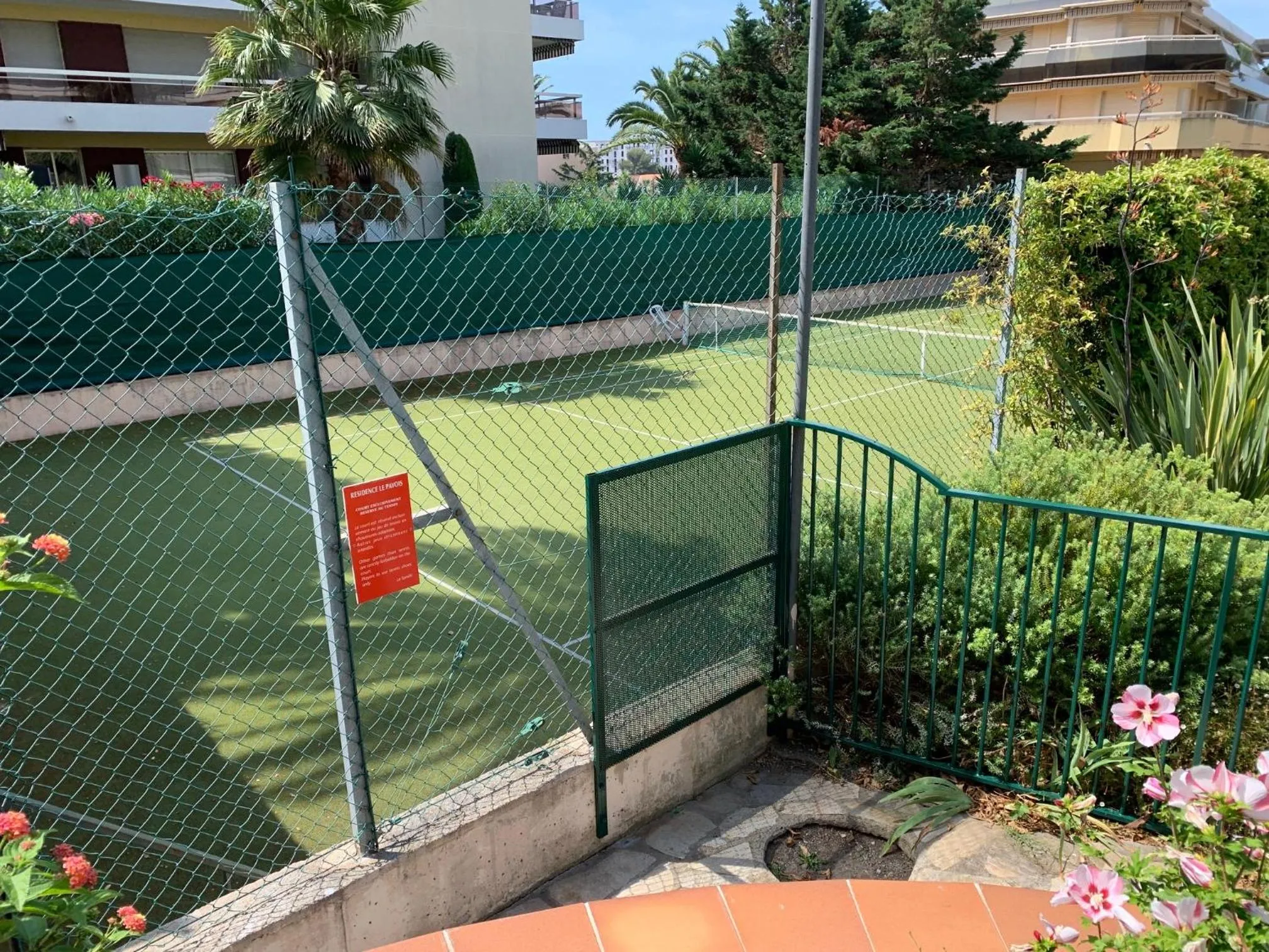 Tennis court in Superbe Studio Le pavois