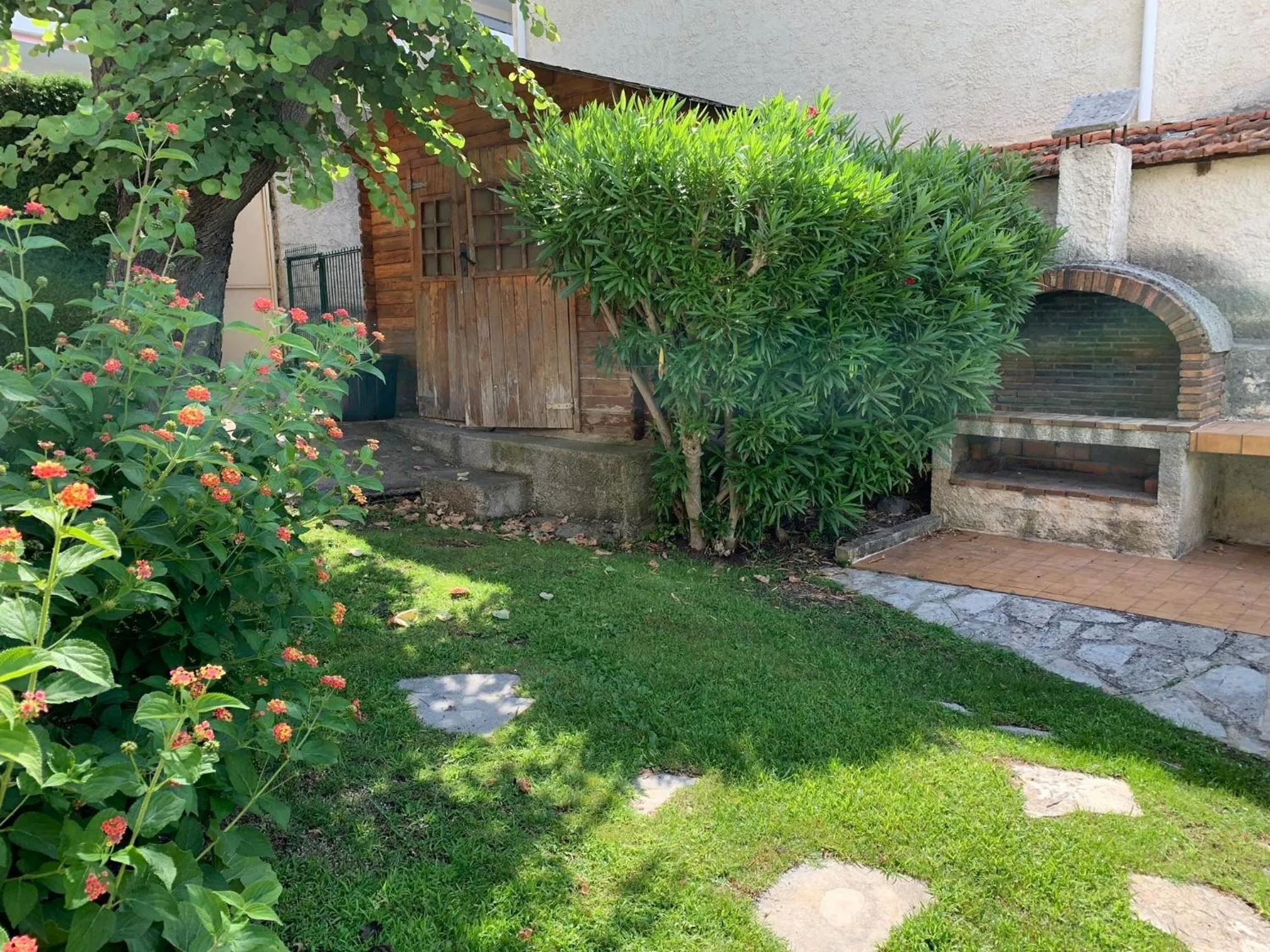 BBQ facilities in Superbe Studio Le pavois