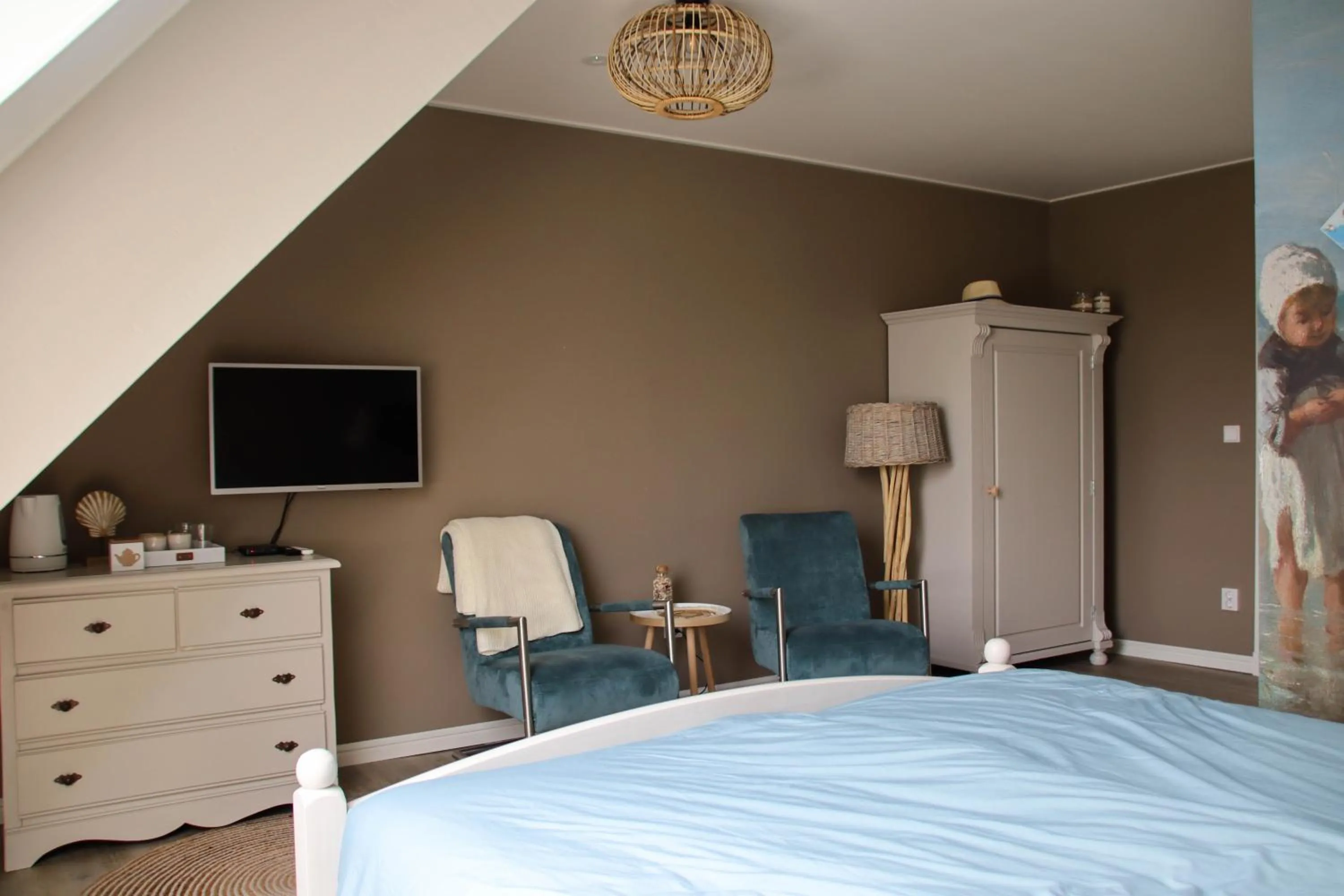 Seating area, Bed in B&B Schotererf