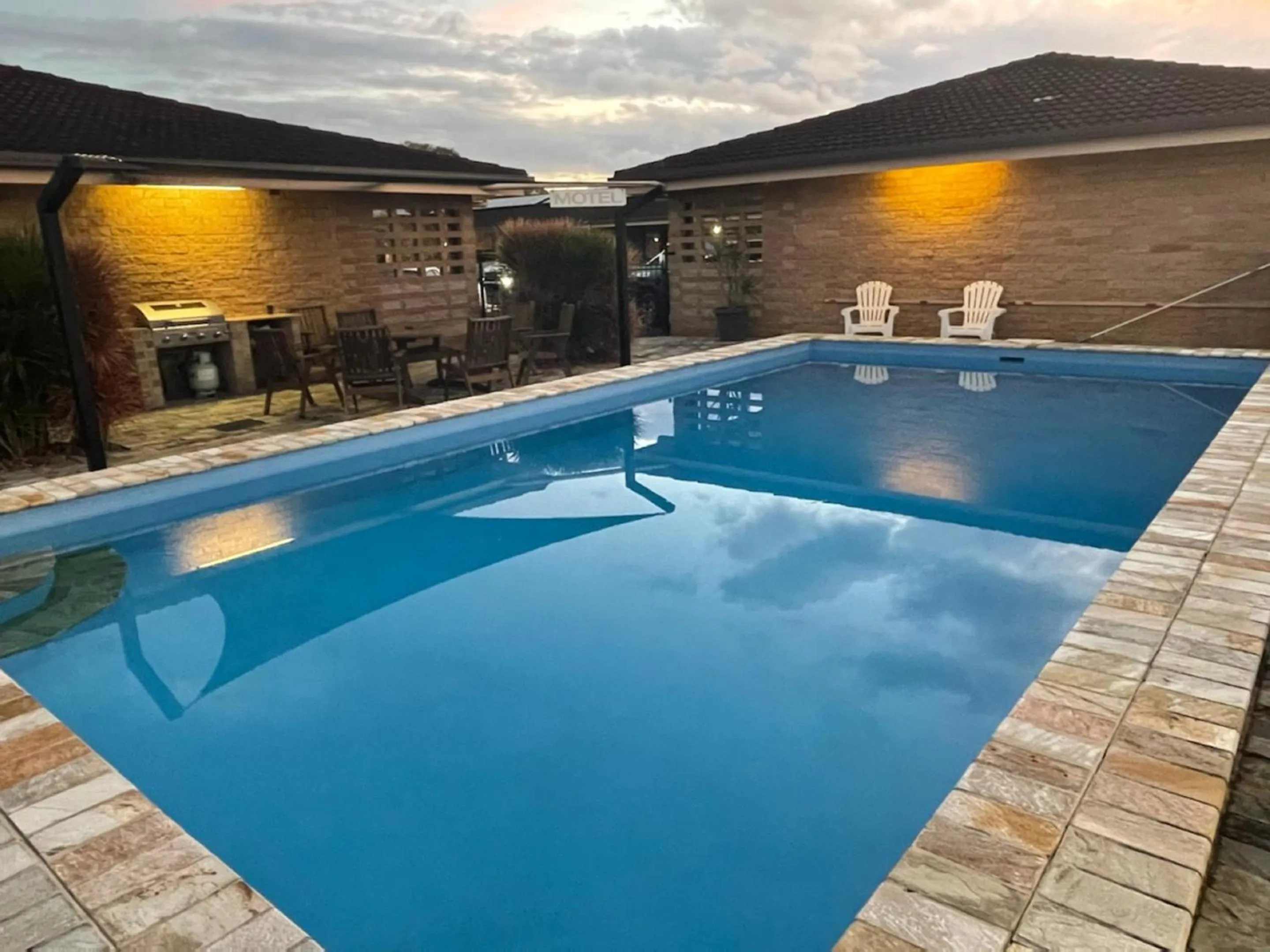 Swimming pool in Milgate Motel