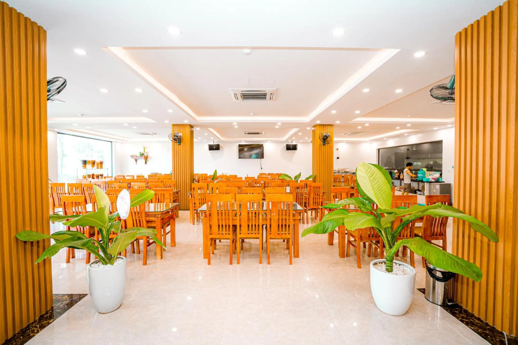 Restaurant/places to eat in QUANG VINH HOTEL