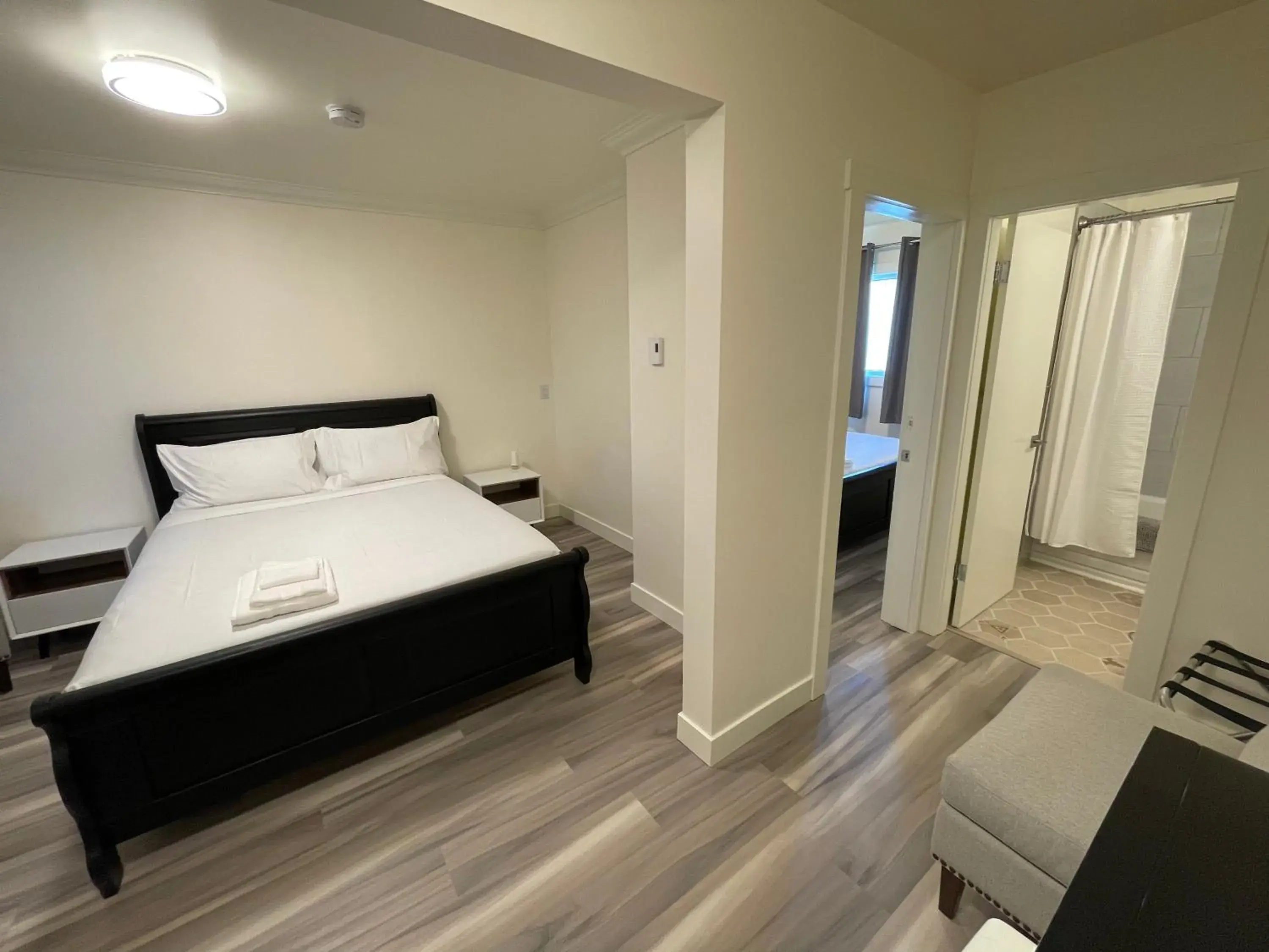 Queen Suite - Pet Friendly in Destination INN Queen Suite - Pet Friendly in Destination INN