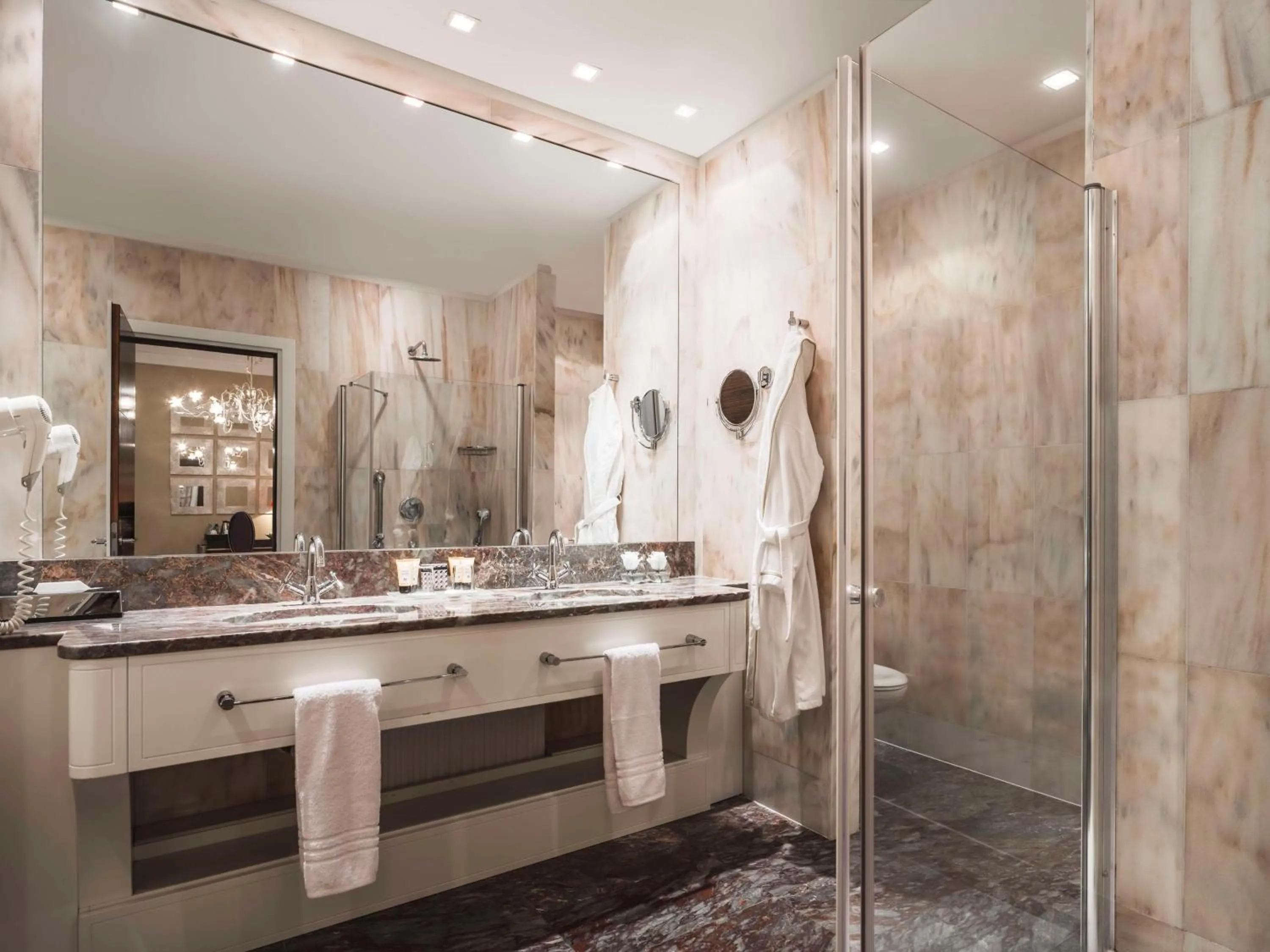 Bathroom in Anantara New York Palace Budapest - A Leading Hotel of the World