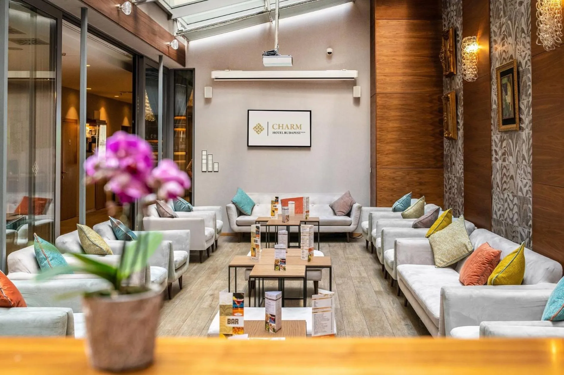 Lounge or bar in Charm Hotel Budapest - formerly Boutique Hotel Budapest